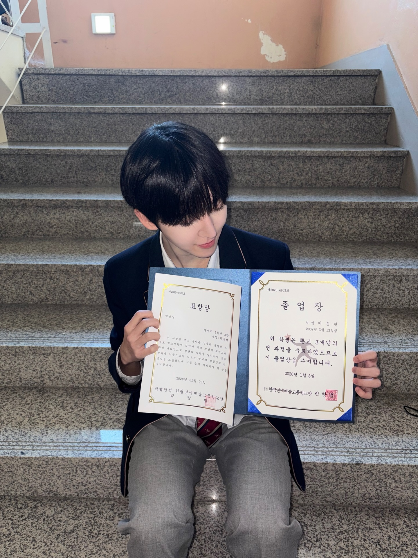 النجوم يتخرجون من مدرسة Hanlim للفنون