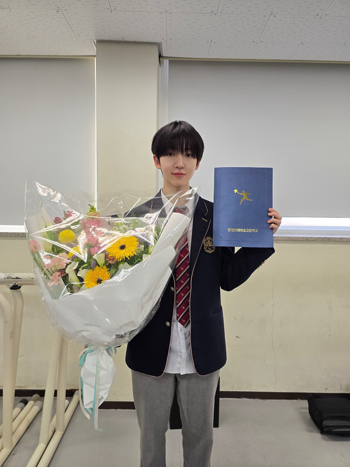 النجوم يتخرجون من مدرسة Hanlim للفنون