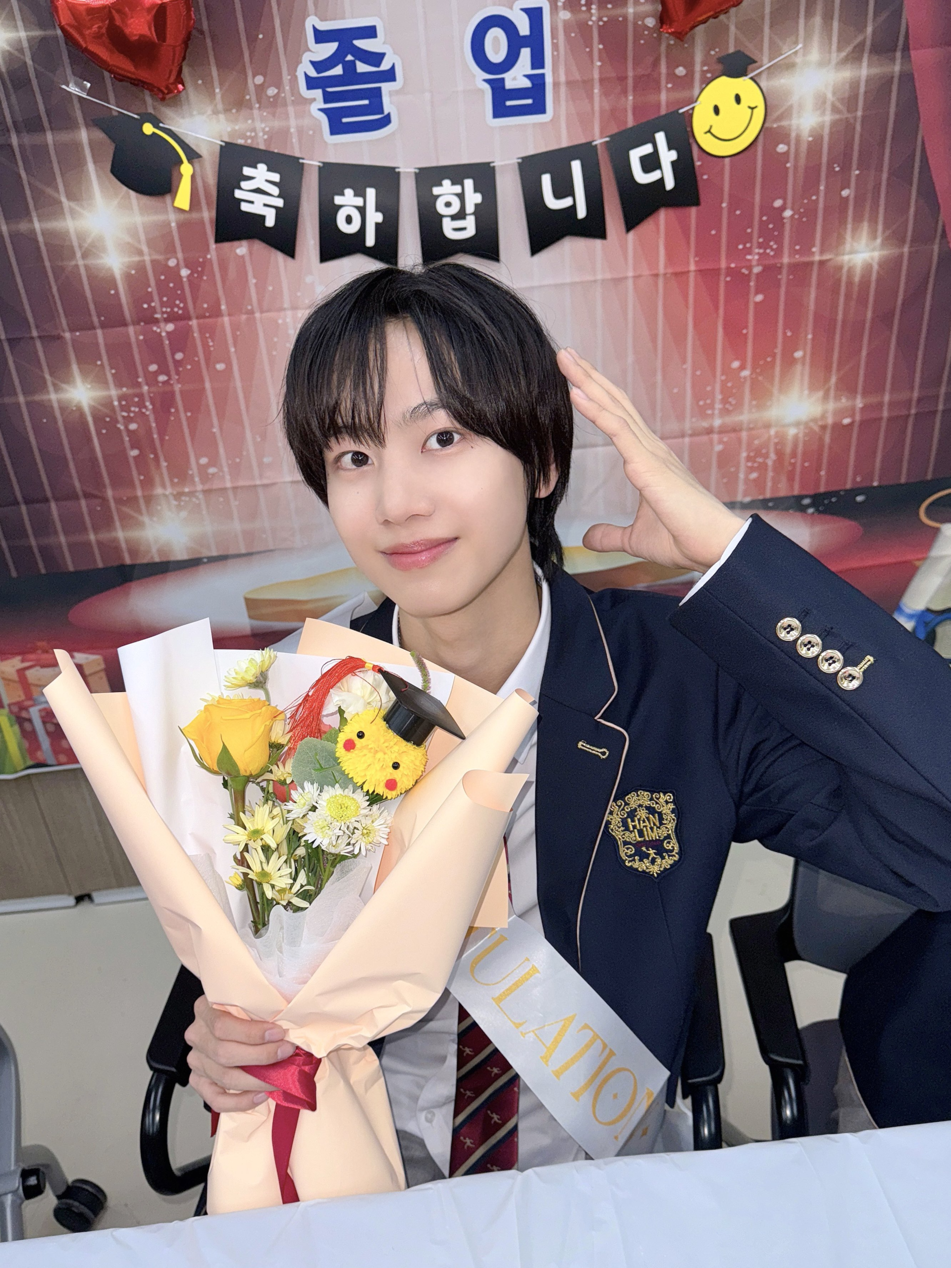 النجوم يتخرجون من مدرسة Hanlim للفنون