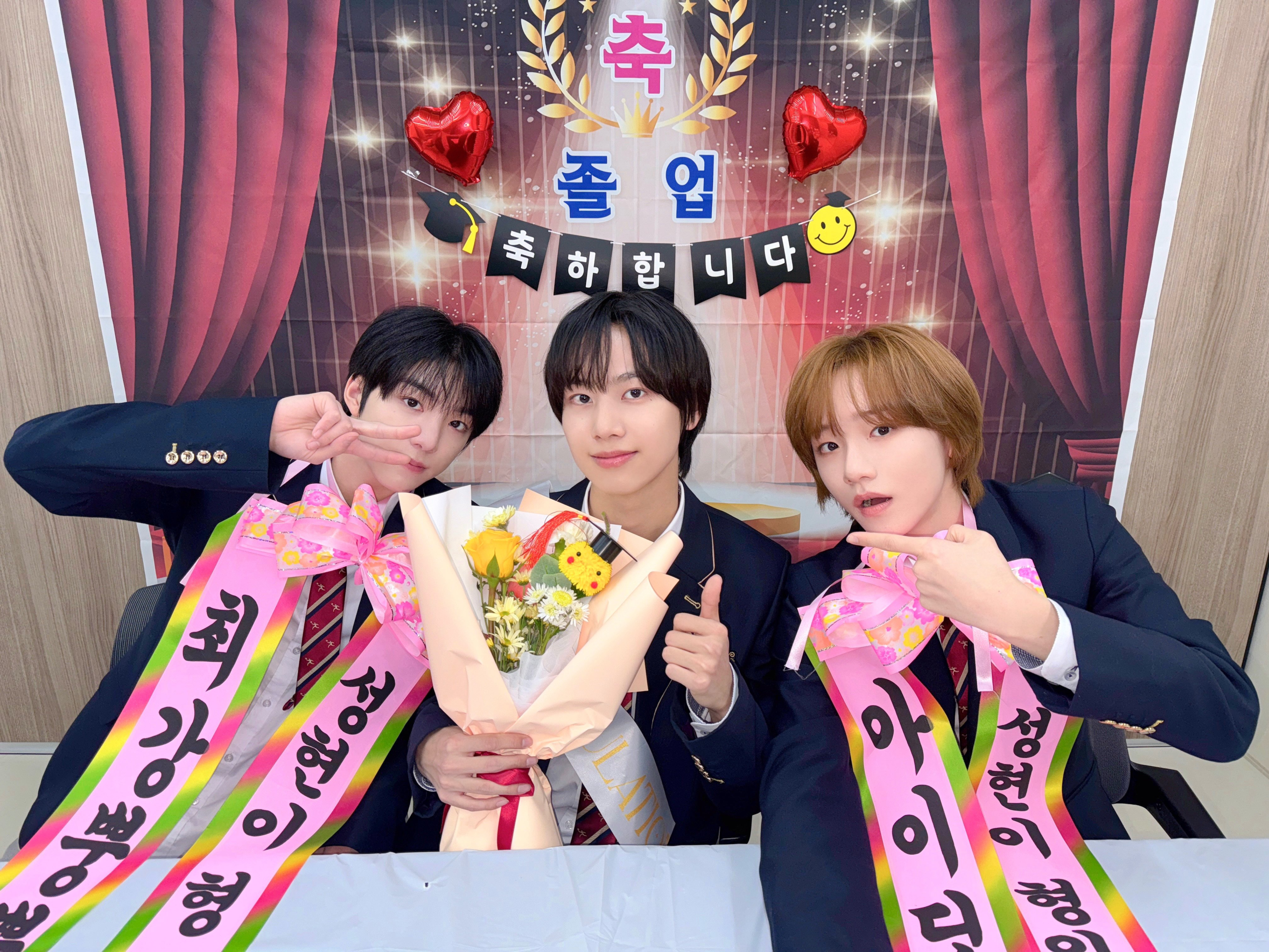 النجوم يتخرجون من مدرسة Hanlim للفنون