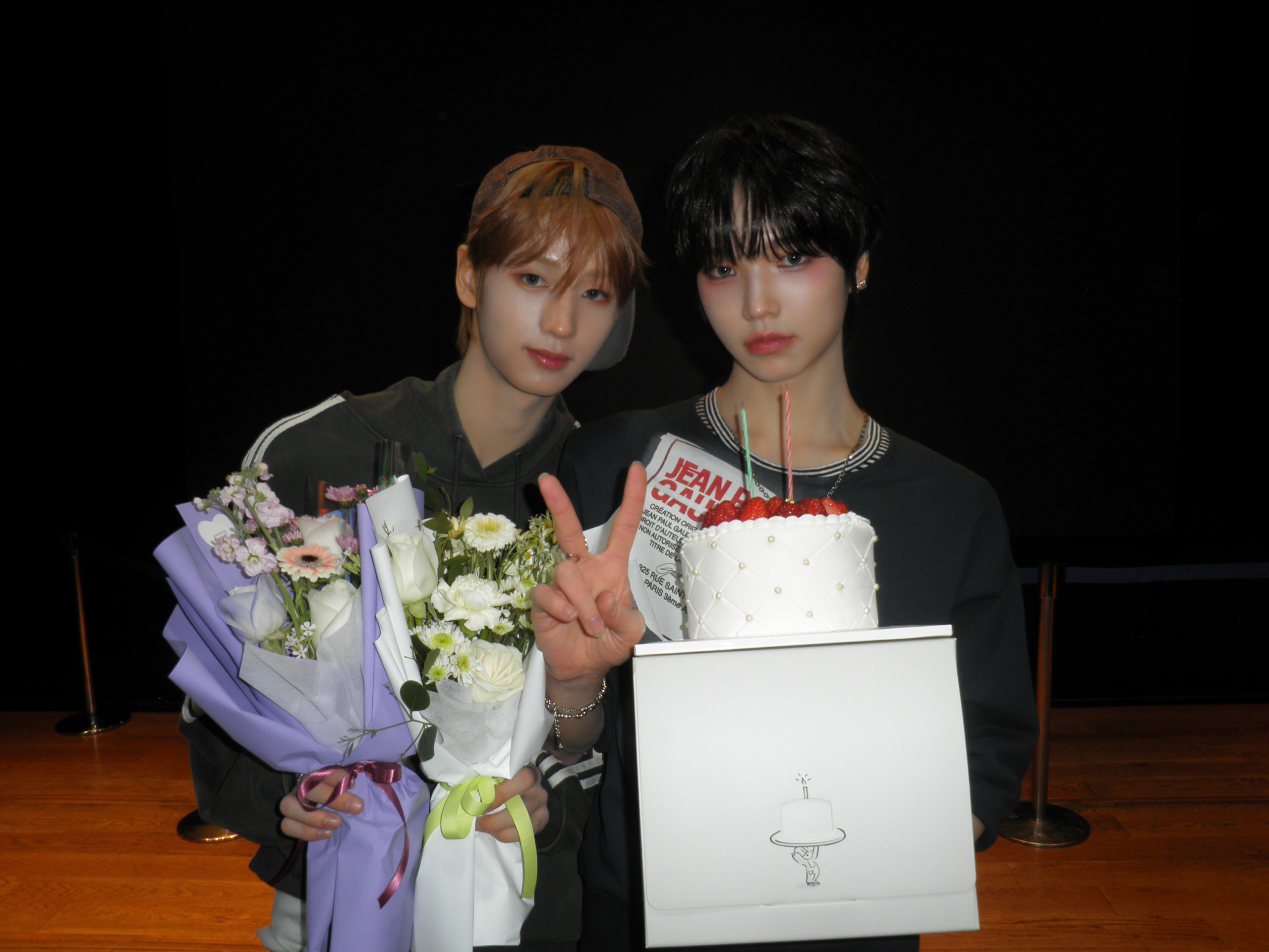 النجوم يتخرجون من مدرسة Hanlim للفنون