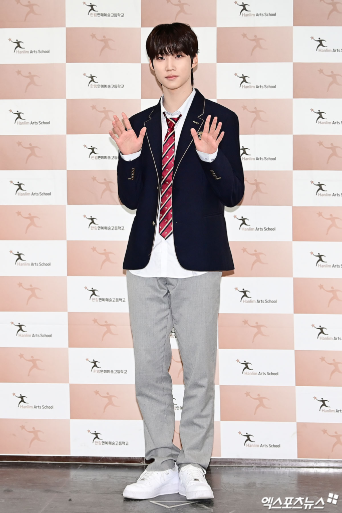 النجوم يتخرجون من مدرسة Hanlim للفنون