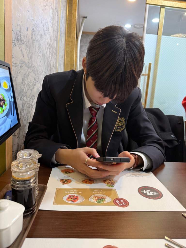 النجوم يتخرجون من مدرسة Hanlim للفنون