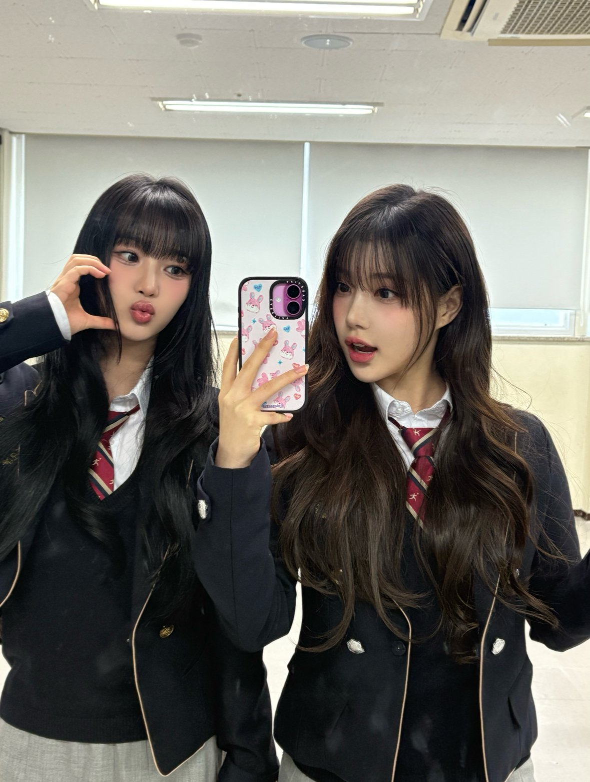 النجوم يتخرجون من مدرسة Hanlim للفنون