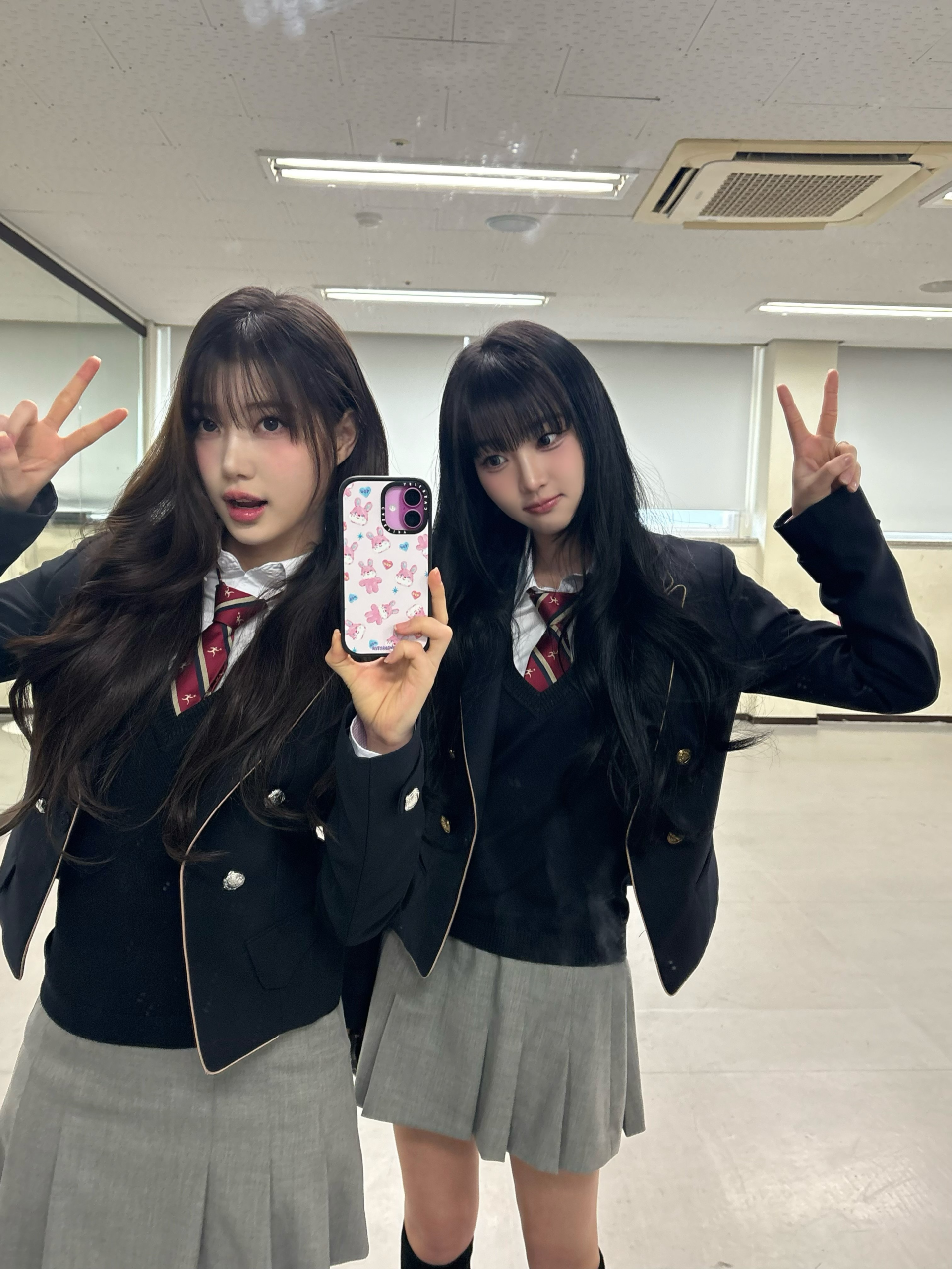 النجوم يتخرجون من مدرسة Hanlim للفنون