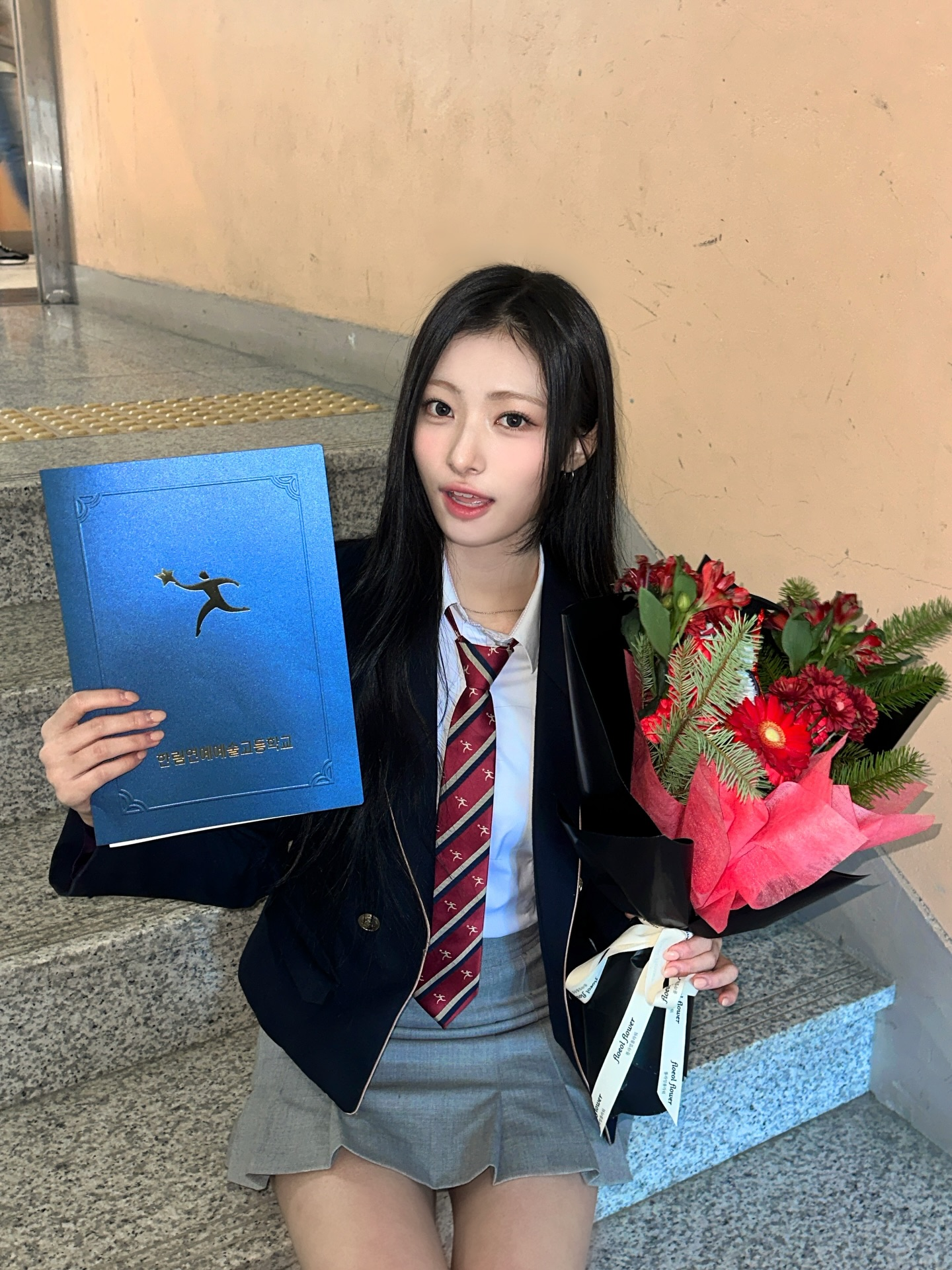 النجوم يتخرجون من مدرسة Hanlim للفنون