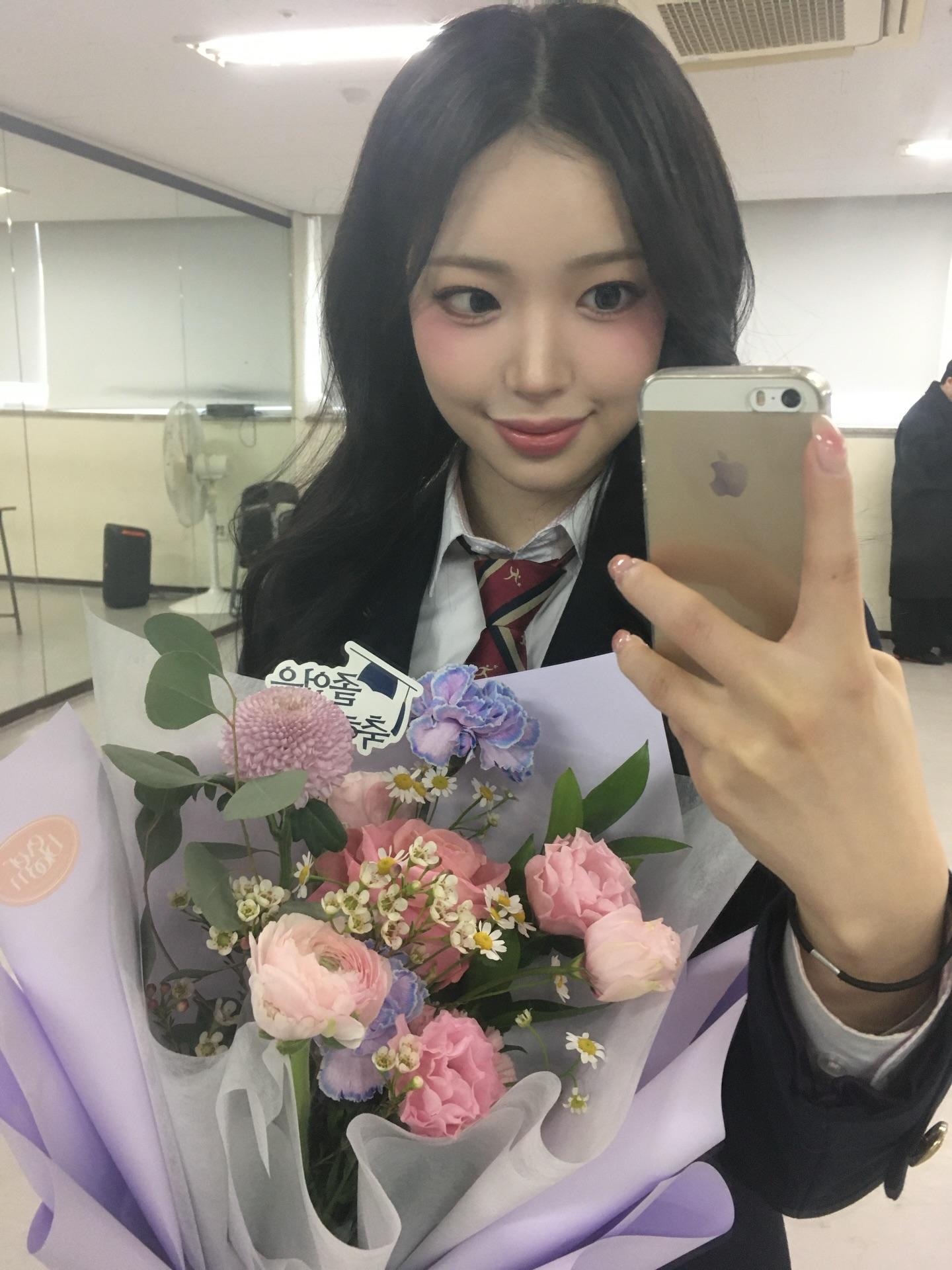 النجوم يتخرجون من مدرسة Hanlim للفنون