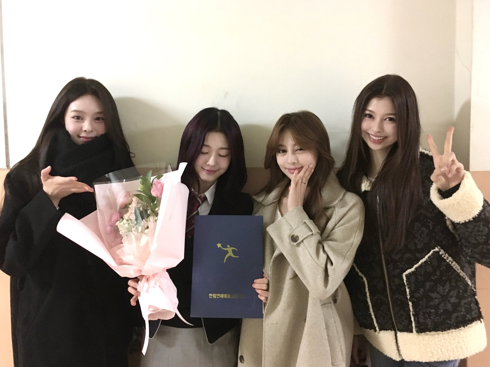 النجوم يتخرجون من مدرسة Hanlim للفنون