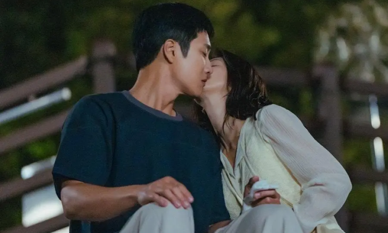 لي جو بين يفاجئ آهن بو هيون بقبلة رقيقة على خده في مسلسل "حمى الربيع - Spring Fever"