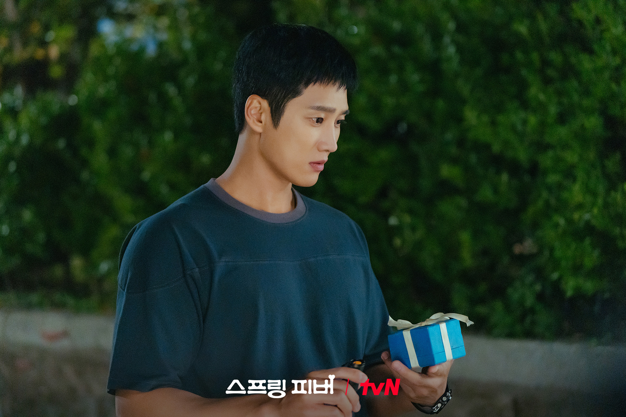 لي جو بين يفاجئ آهن بو هيون بقبلة رقيقة على خده في مسلسل "حمى الربيع - Spring Fever"