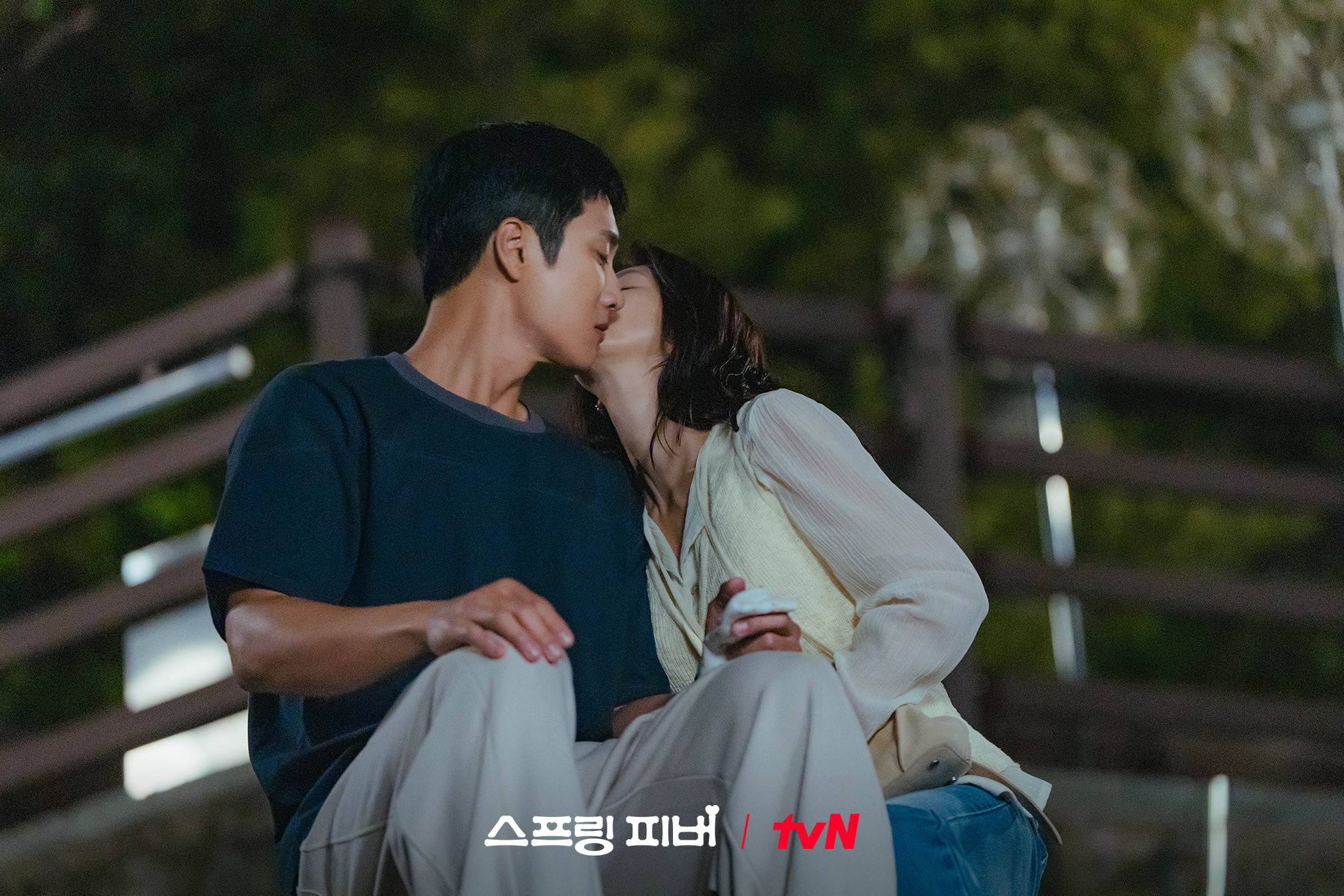 لي جو بين يفاجئ آهن بو هيون بقبلة رقيقة على خده في مسلسل "حمى الربيع - Spring Fever"