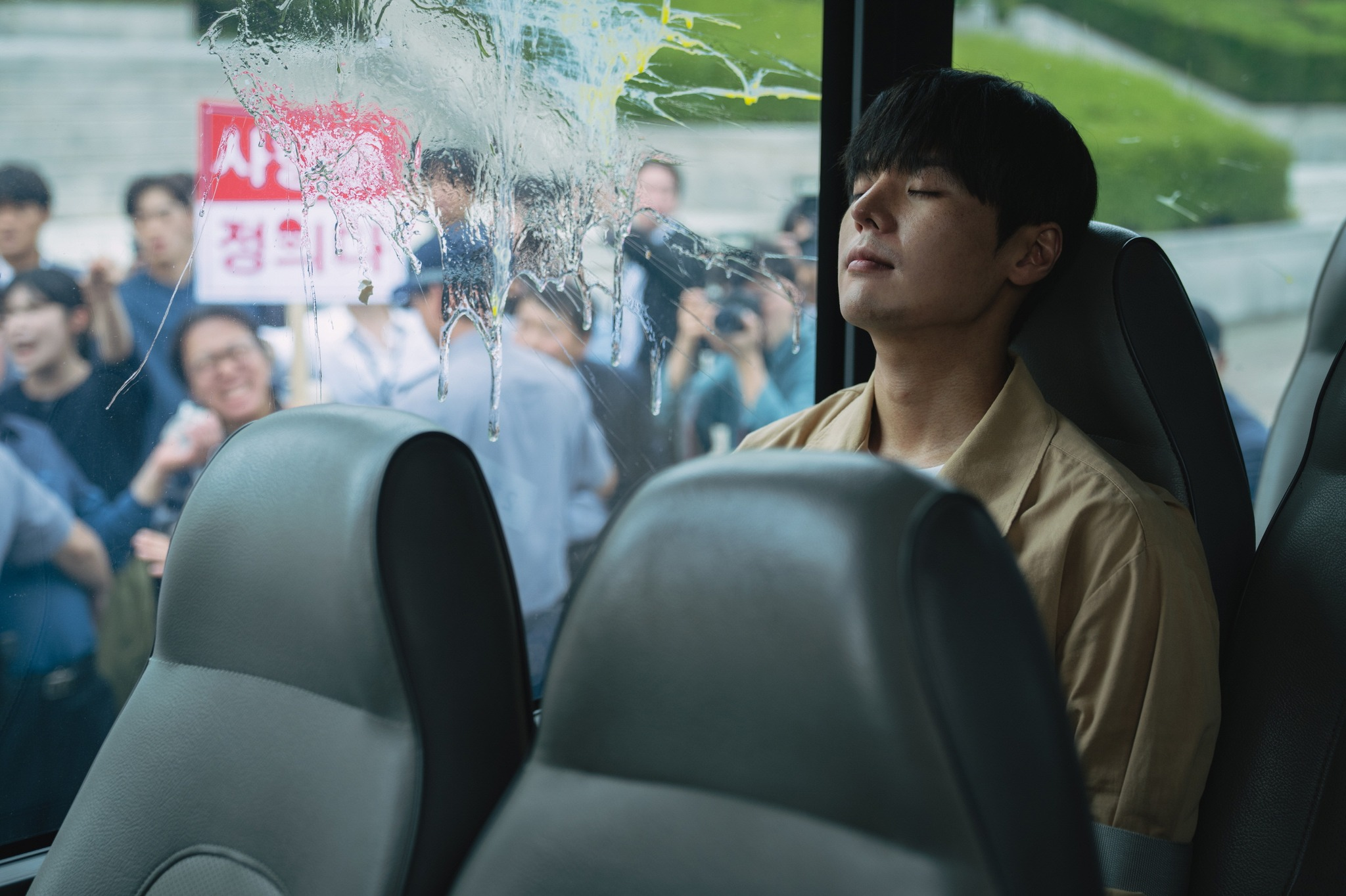 يقف كل من غيوم ساي روك و سونغ دونغ إيل على طرفي نقيض بينما تثير قضية ريون انقساماً أخلاقياً في مسلسل "الزهرة الدموية - Bloody Flower" يقف كل من غيوم ساي روك و سونغ دونغ إيل على طرفي نقيض بينما تثير قضية ريون انقساماً أخلاقياً في مسلسل "الزهرة الدموية - Bloody Flower"