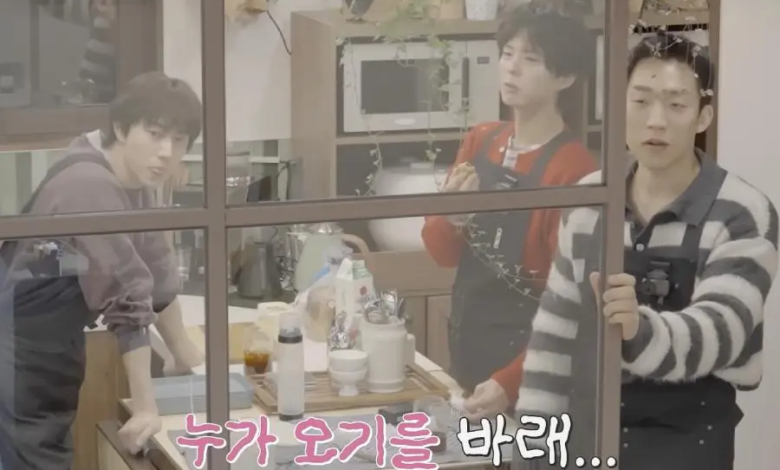 شاهد: بارك بو غوم، لي سانغ يي، وكواك دونغ يون يراقبون الباب بتوتر بحثًا عن الزبائن في برنامج منوعات جديد