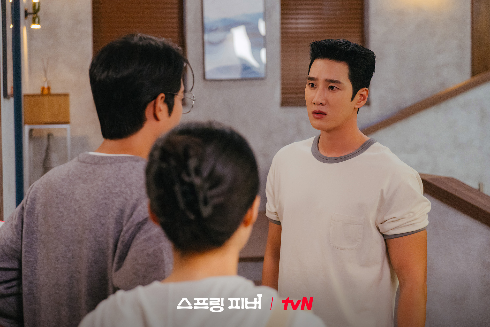 لي جو بين يفاجئ آهن بو هيون بقبلة رقيقة على خده في مسلسل "حمى الربيع - Spring Fever"