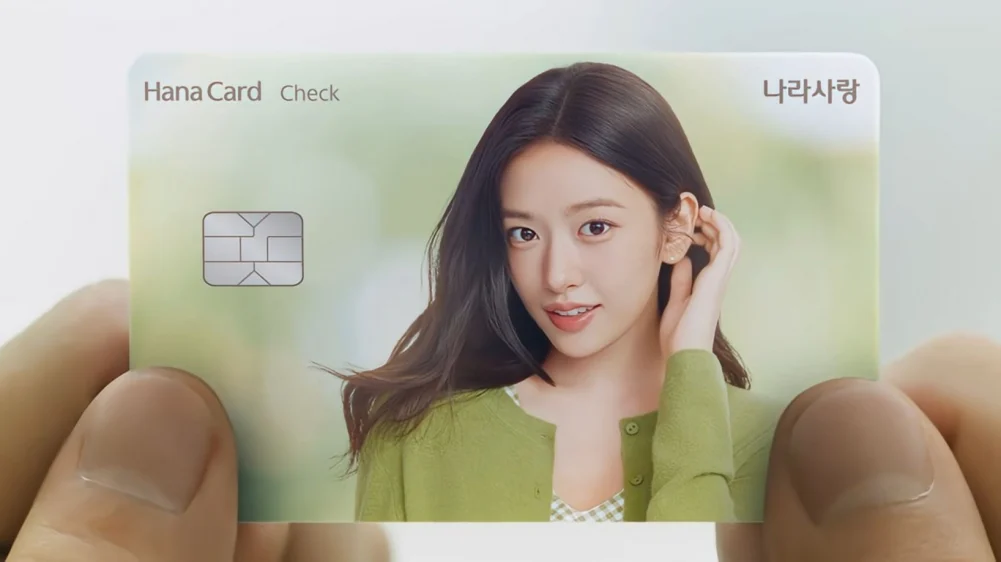 انتشر مقطع فيديو لآن يوجين، عارضة أزياء شركة IVE، على نطاق واسع بعد رفض إصدار بطاقة لها رغم كونها عارضة أزياء الشركة