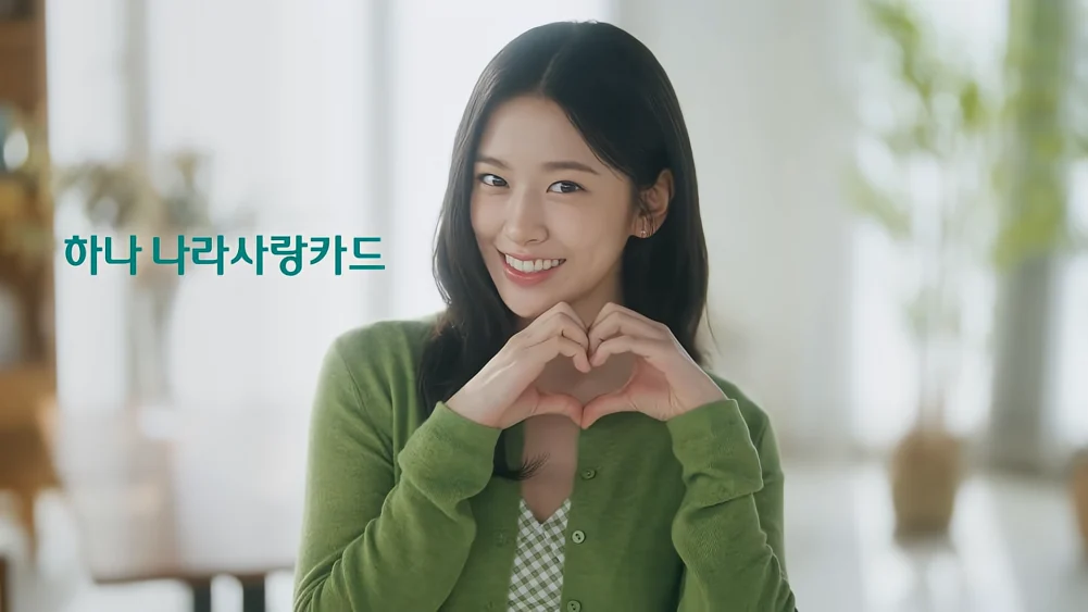 انتشر مقطع فيديو لآن يوجين، عارضة أزياء شركة IVE، على نطاق واسع بعد رفض إصدار بطاقة لها رغم كونها عارضة أزياء الشركة