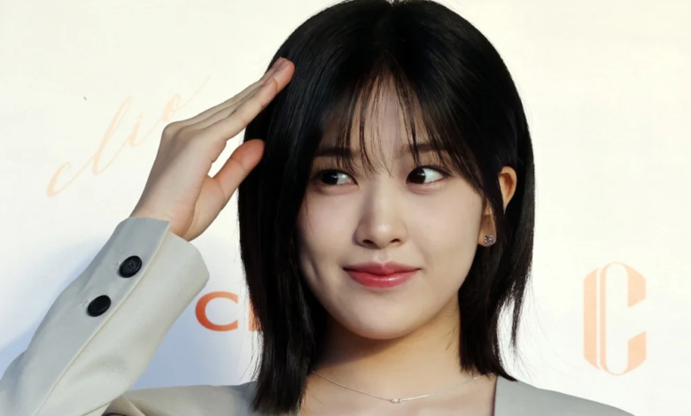 انتشر مقطع فيديو لآن يوجين، عارضة أزياء شركة IVE، على نطاق واسع بعد رفض إصدار بطاقة لها رغم كونها عارضة أزياء الشركة