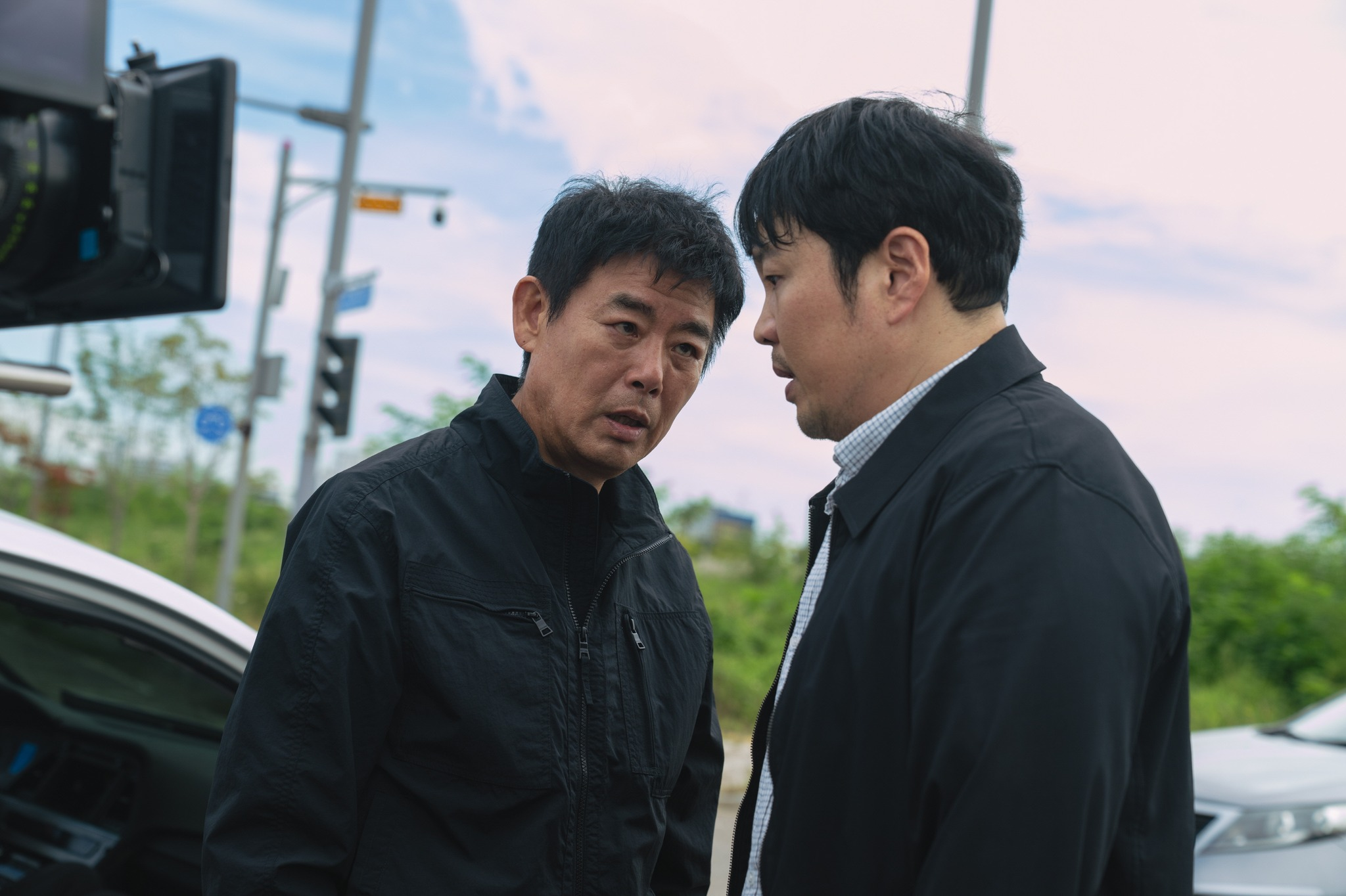 يقف كل من غيوم ساي روك و سونغ دونغ إيل على طرفي نقيض بينما تثير قضية ريون انقساماً أخلاقياً في مسلسل "الزهرة الدموية - Bloody Flower" يقف كل من غيوم ساي روك و سونغ دونغ إيل على طرفي نقيض بينما تثير قضية ريون انقساماً أخلاقياً في مسلسل "الزهرة الدموية - Bloody Flower"