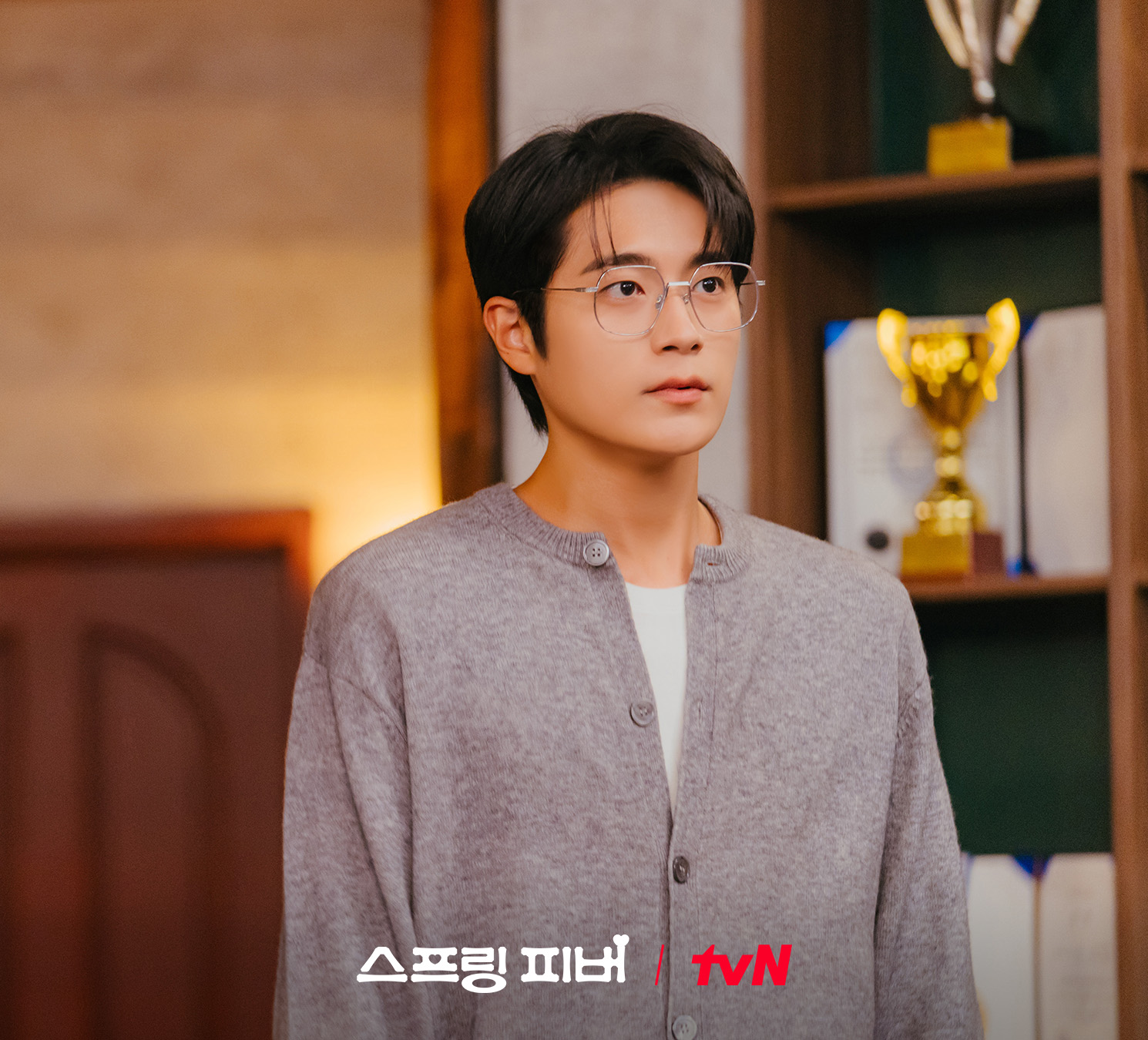 لي جو بين يفاجئ آهن بو هيون بقبلة رقيقة على خده في مسلسل "حمى الربيع - Spring Fever"