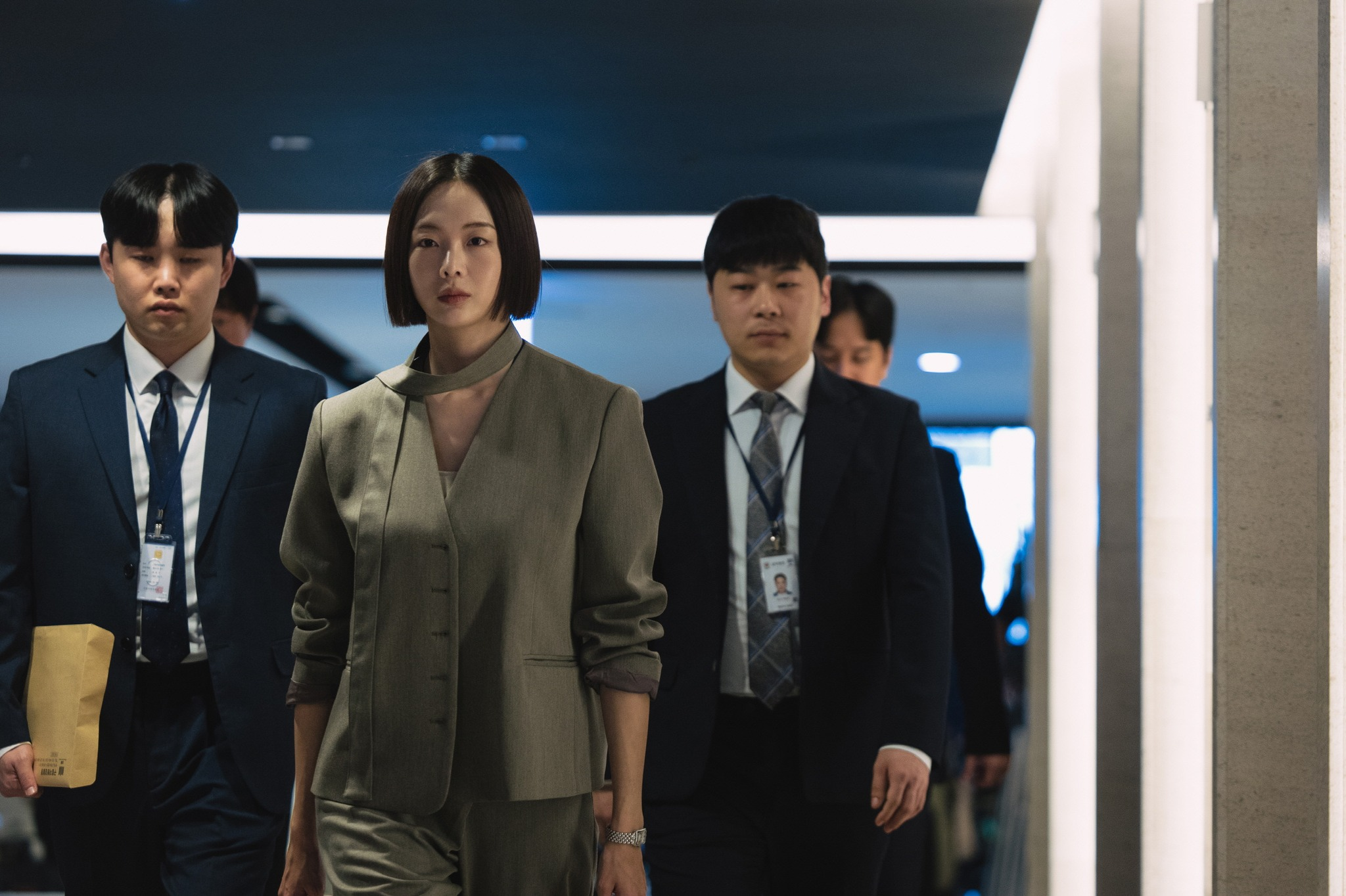 يقف كل من غيوم ساي روك و سونغ دونغ إيل على طرفي نقيض بينما تثير قضية ريون انقساماً أخلاقياً في مسلسل "الزهرة الدموية - Bloody Flower" يقف كل من غيوم ساي روك و سونغ دونغ إيل على طرفي نقيض بينما تثير قضية ريون انقساماً أخلاقياً في مسلسل "الزهرة الدموية - Bloody Flower"