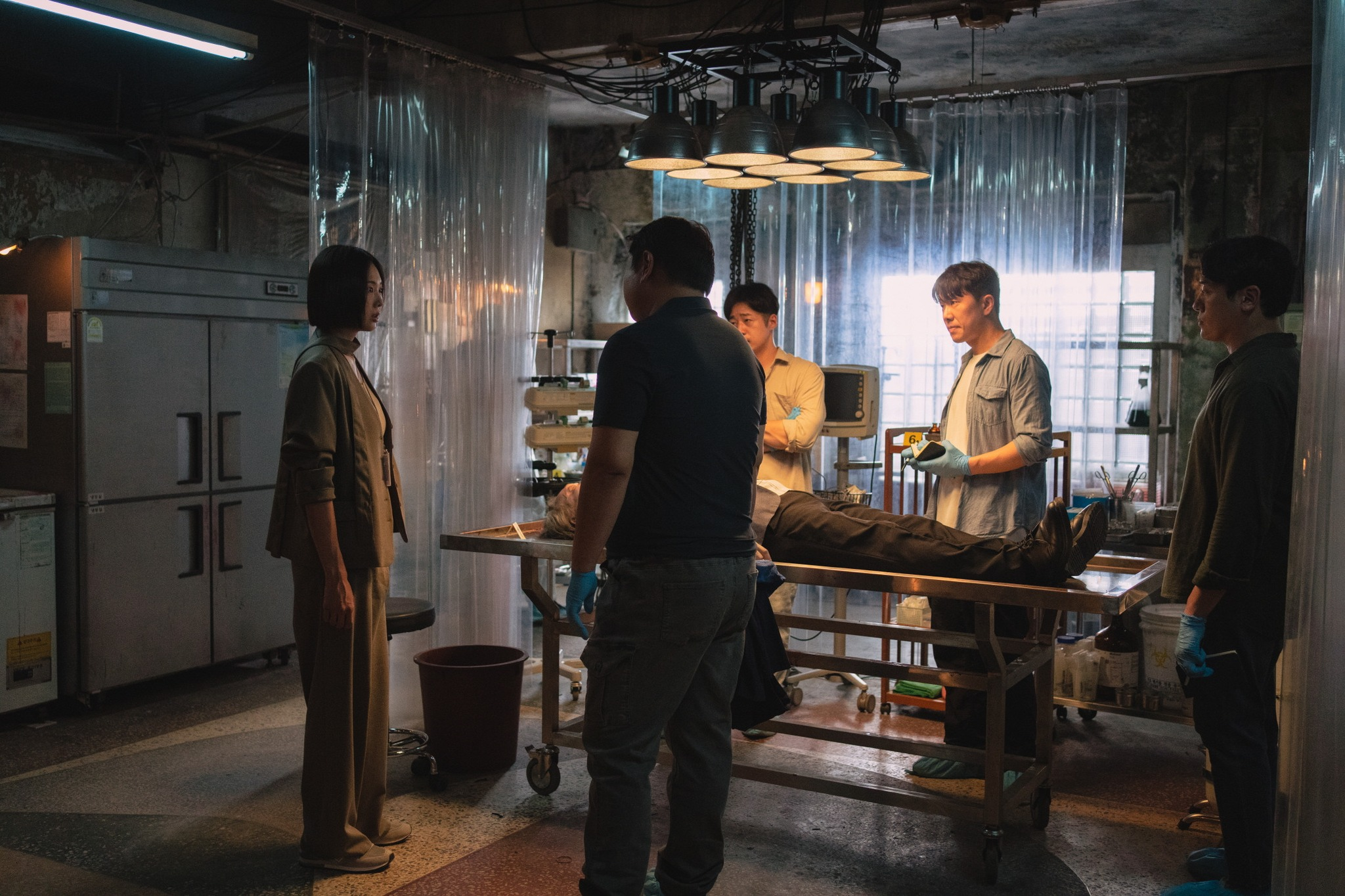 يقف كل من غيوم ساي روك و سونغ دونغ إيل على طرفي نقيض بينما تثير قضية ريون انقساماً أخلاقياً في مسلسل "الزهرة الدموية - Bloody Flower" يقف كل من غيوم ساي روك و سونغ دونغ إيل على طرفي نقيض بينما تثير قضية ريون انقساماً أخلاقياً في مسلسل "الزهرة الدموية - Bloody Flower"