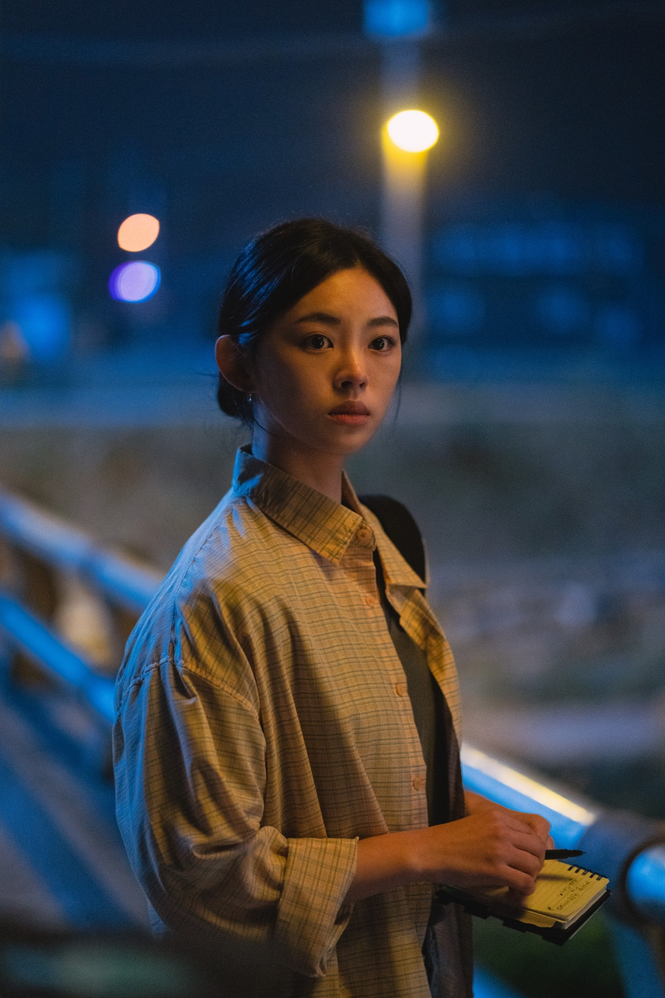 يقف كل من غيوم ساي روك و سونغ دونغ إيل على طرفي نقيض بينما تثير قضية ريون انقساماً أخلاقياً في مسلسل "الزهرة الدموية - Bloody Flower" يقف كل من غيوم ساي روك و سونغ دونغ إيل على طرفي نقيض بينما تثير قضية ريون انقساماً أخلاقياً في مسلسل "الزهرة الدموية - Bloody Flower"