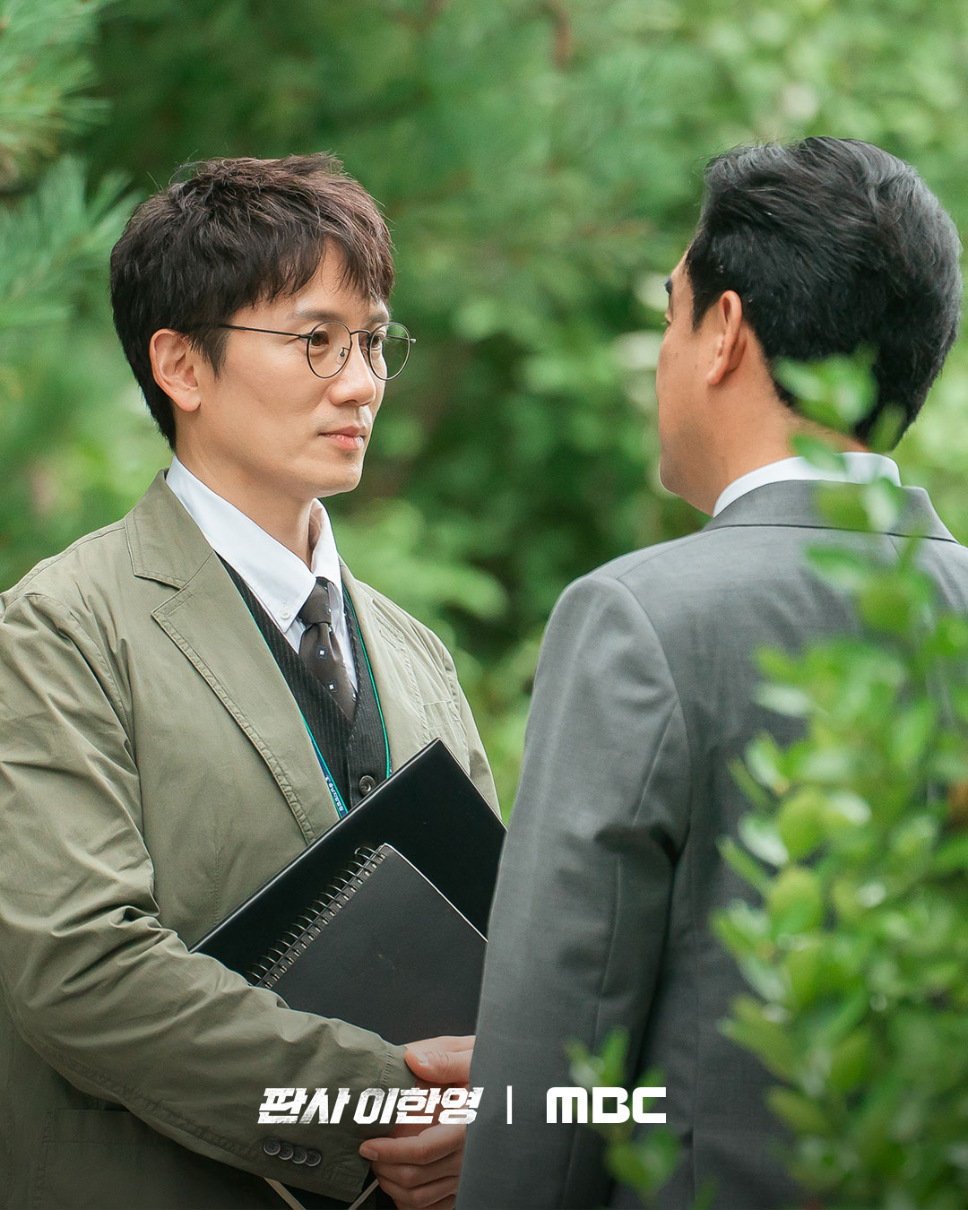 تصرف جي سونغ غير المتوقع يُربك جونغ هي تاي في مسلسل "عودة القاضي - The Judge Returns" تصرف جي سونغ غير المتوقع يُربك جونغ هي تاي في مسلسل "عودة القاضي - The Judge Returns"