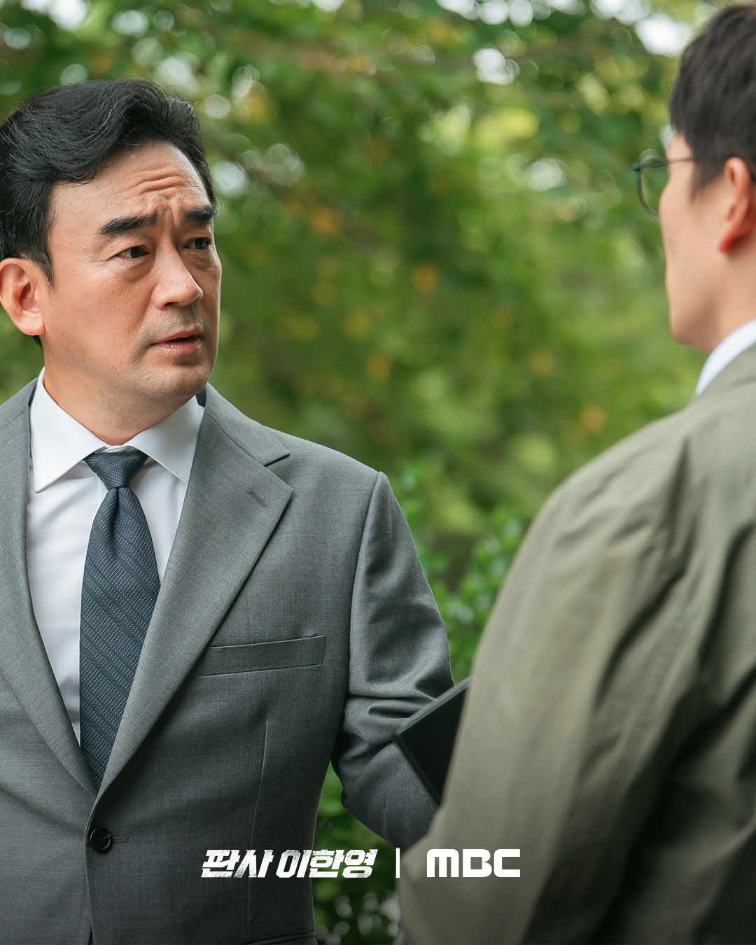 تصرف جي سونغ غير المتوقع يُربك جونغ هي تاي في مسلسل "عودة القاضي - The Judge Returns" تصرف جي سونغ غير المتوقع يُربك جونغ هي تاي في مسلسل "عودة القاضي - The Judge Returns"