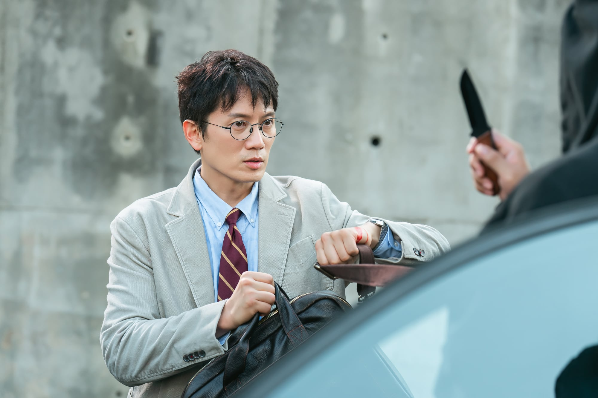 يتعرض جي سونغ لهجوم من قبل مهاجم غامض في مسلسل "عودة القاضي - The Judge Returns" يتعرض جي سونغ لهجوم من قبل مهاجم غامض في مسلسل "عودة القاضي - The Judge Returns"