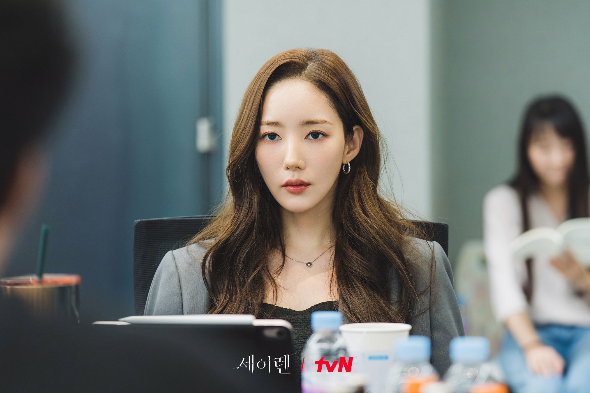 شاهد: بارك مين يونغ و وي ها جون يستعرضان احترافيتهما في قراءة نص الدراما الرومانسية التشويقية "Siren's Kiss"