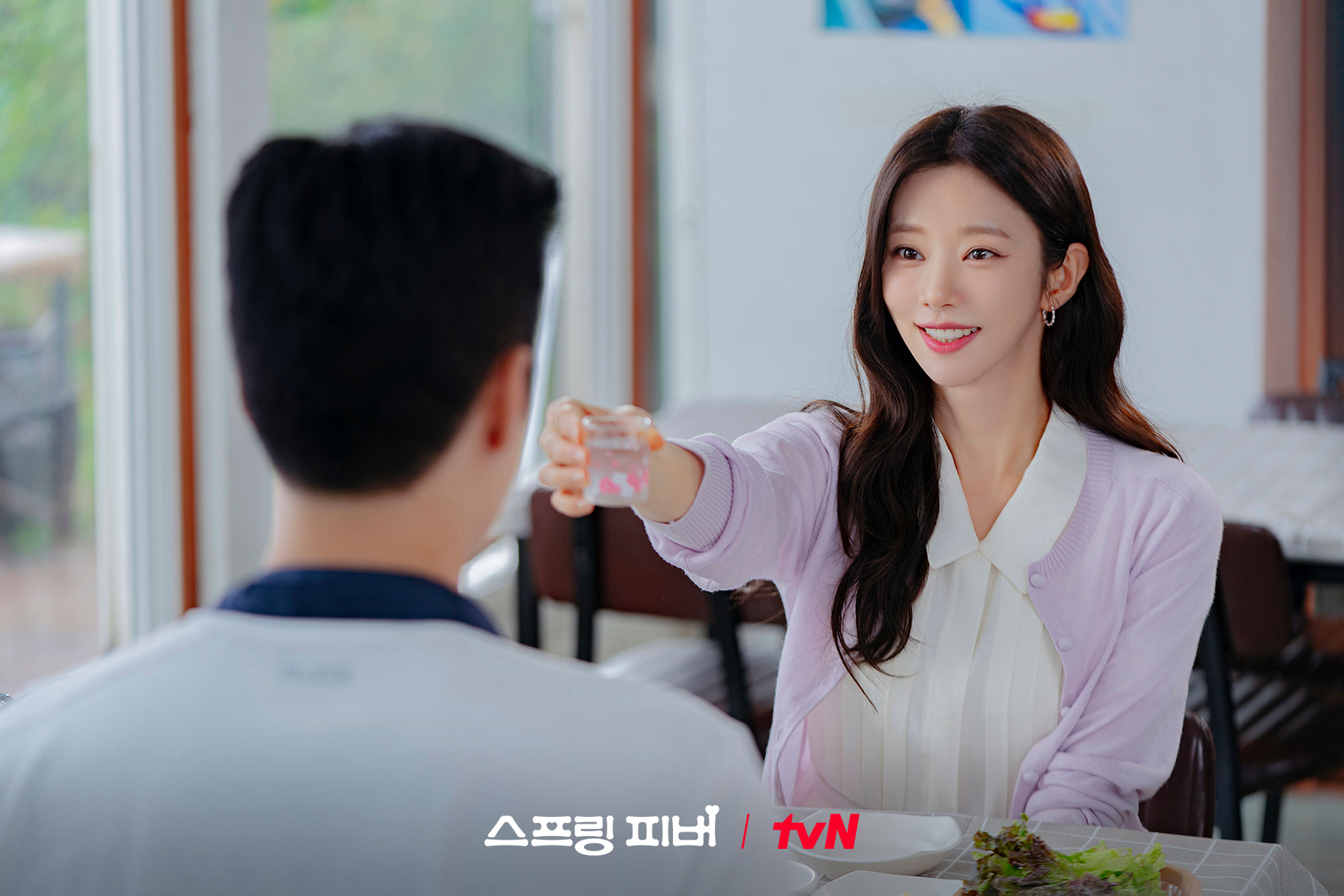 لي جو بين لا يستطيع النوم أثناء قضائه الليلة مع آن بو هيون في مسلسل "حمى الربيع - Spring Fever"