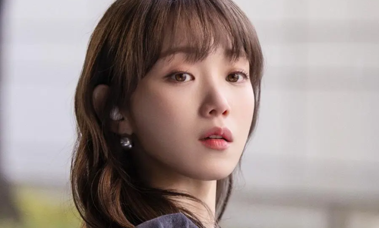 لي سونغ كيونغ تتحدث عن تجسيدها لشخصية مصممة أزياء متحفظة عاطفياً في مسلسل "في موسمك المشرق - In Your Radiant Season" وعن العمل مع تشاي جونغ هيوب والمزيد