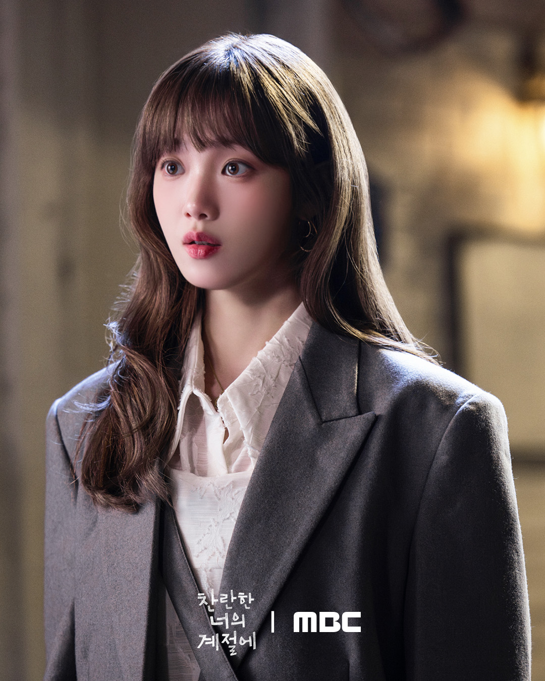 لي سونغ كيونغ تتحدث عن تجسيدها لشخصية مصممة أزياء متحفظة عاطفياً في مسلسل "في موسمك المشرق - In Your Radiant Season" وعن العمل مع تشاي جونغ هيوب والمزيد