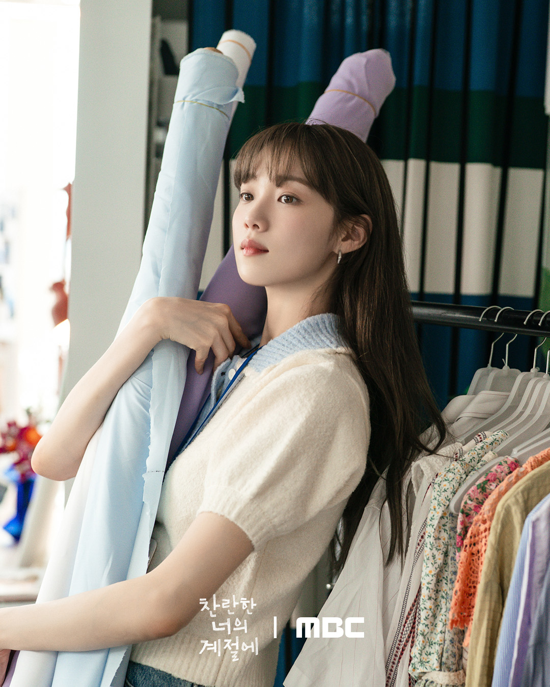 لي سونغ كيونغ تتحدث عن تجسيدها لشخصية مصممة أزياء متحفظة عاطفياً في مسلسل "في موسمك المشرق - In Your Radiant Season" وعن العمل مع تشاي جونغ هيوب والمزيد