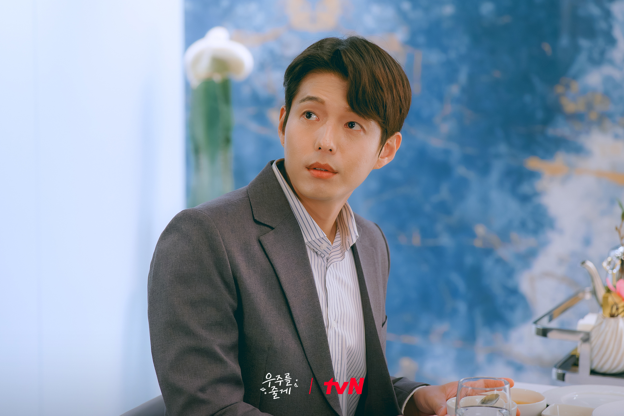 يظهر ها جون و بارك جي هيون بشكل خاص بدور باي إن هيوك و رو جونغ إي، العائلة الوحيدة في مسلسل "عالمنا - Our Universe" يظهر ها جون و بارك جي هيون بشكل خاص بدور باي إن هيوك و رو جونغ إي، العائلة الوحيدة في مسلسل "عالمنا - Our Universe"