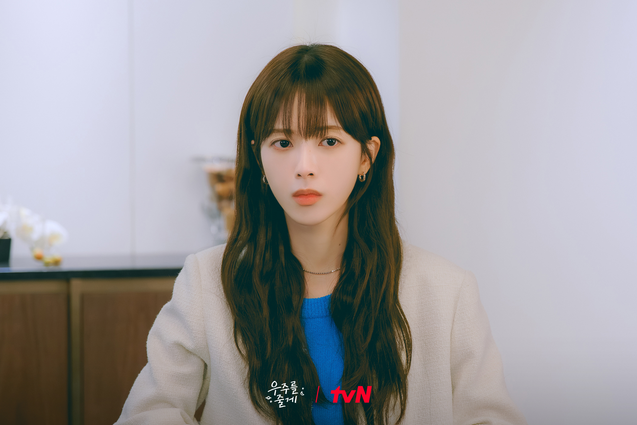 يظهر ها جون و بارك جي هيون بشكل خاص بدور باي إن هيوك و رو جونغ إي، العائلة الوحيدة في مسلسل "عالمنا - Our Universe" يظهر ها جون و بارك جي هيون بشكل خاص بدور باي إن هيوك و رو جونغ إي، العائلة الوحيدة في مسلسل "عالمنا - Our Universe"