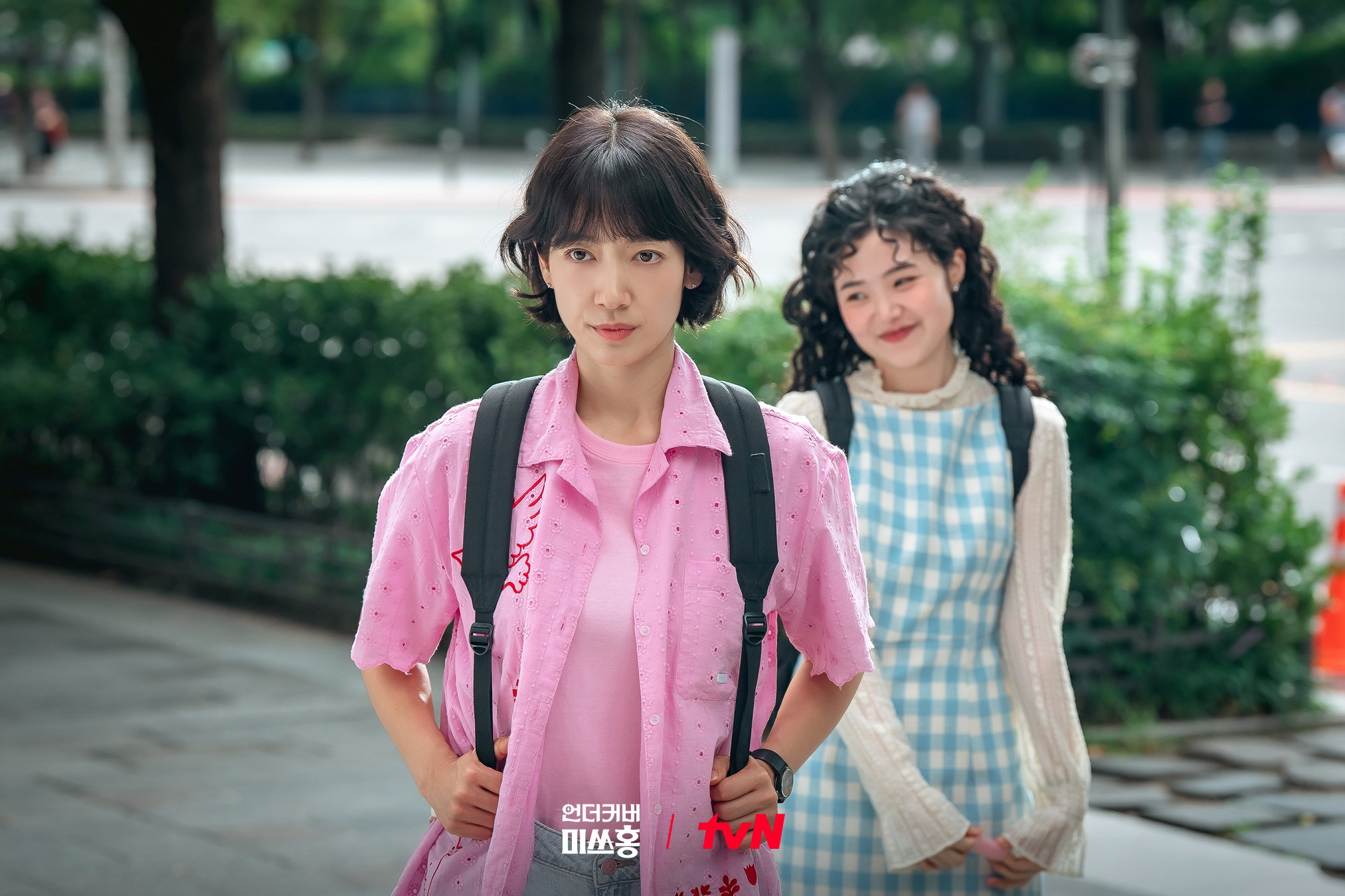 تتورط بارك شين هاي مع كو كيونغ بيو و تشو هان غيول وغيرهم مع بدء مهمتها السرية في مسلسل "الآنسة هونغ المتخفية - Undercover Miss Hong"