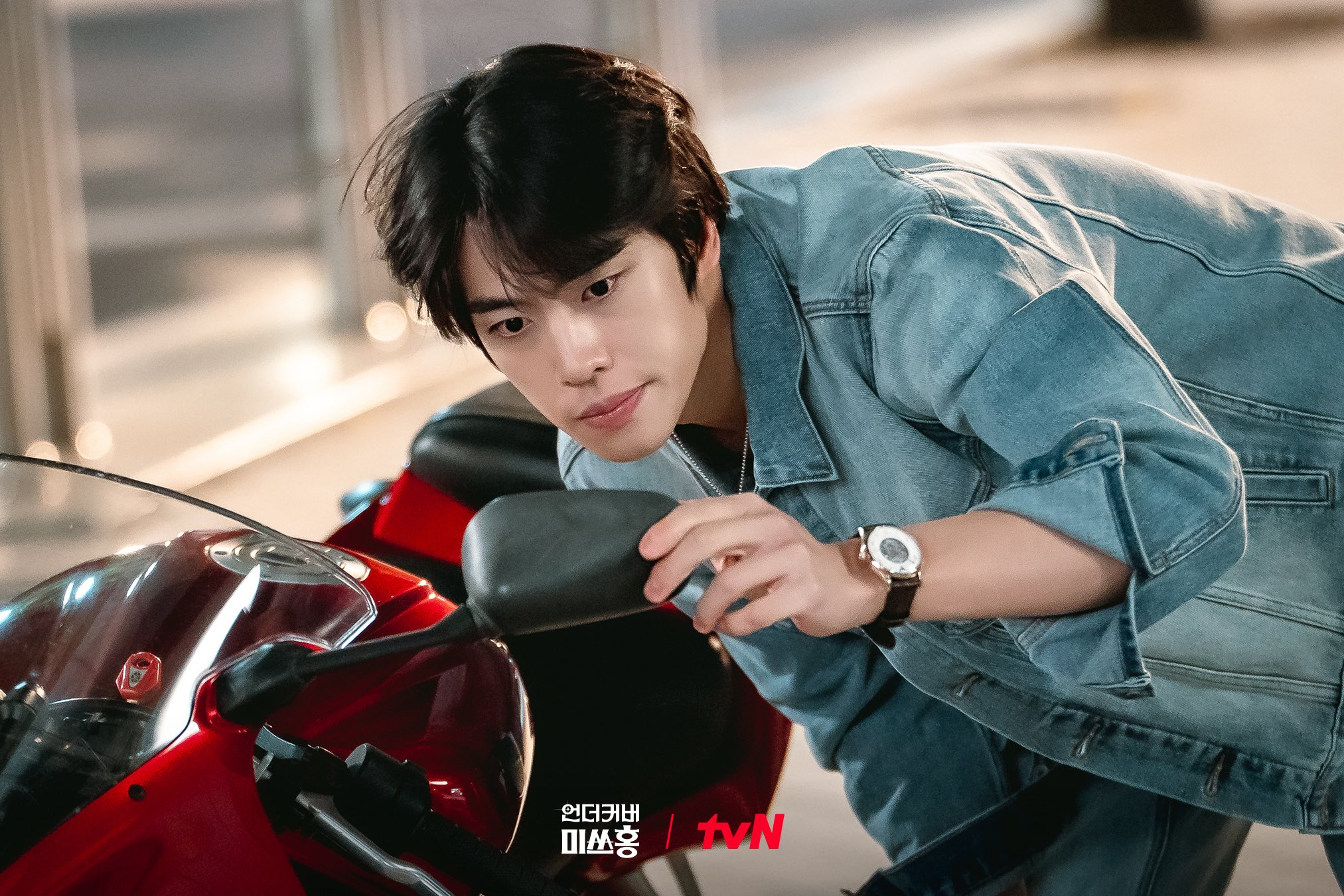 تتورط بارك شين هاي مع كو كيونغ بيو و تشو هان غيول وغيرهم مع بدء مهمتها السرية في مسلسل "الآنسة هونغ المتخفية - Undercover Miss Hong"