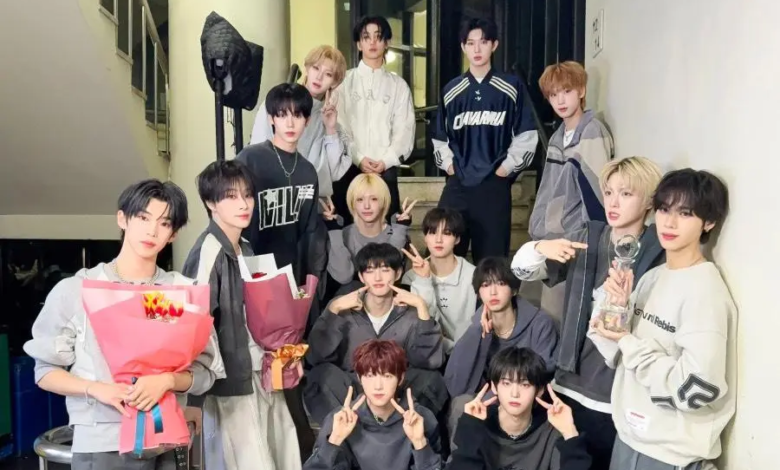 شاهد: فرقة idntt تحقق الفوز الأول على الإطلاق في "Music Bank" مع أغنية "Pretty Boy Swag"؛ أداء ENHYPEN وJoohoney من MONSTA X والمزيد