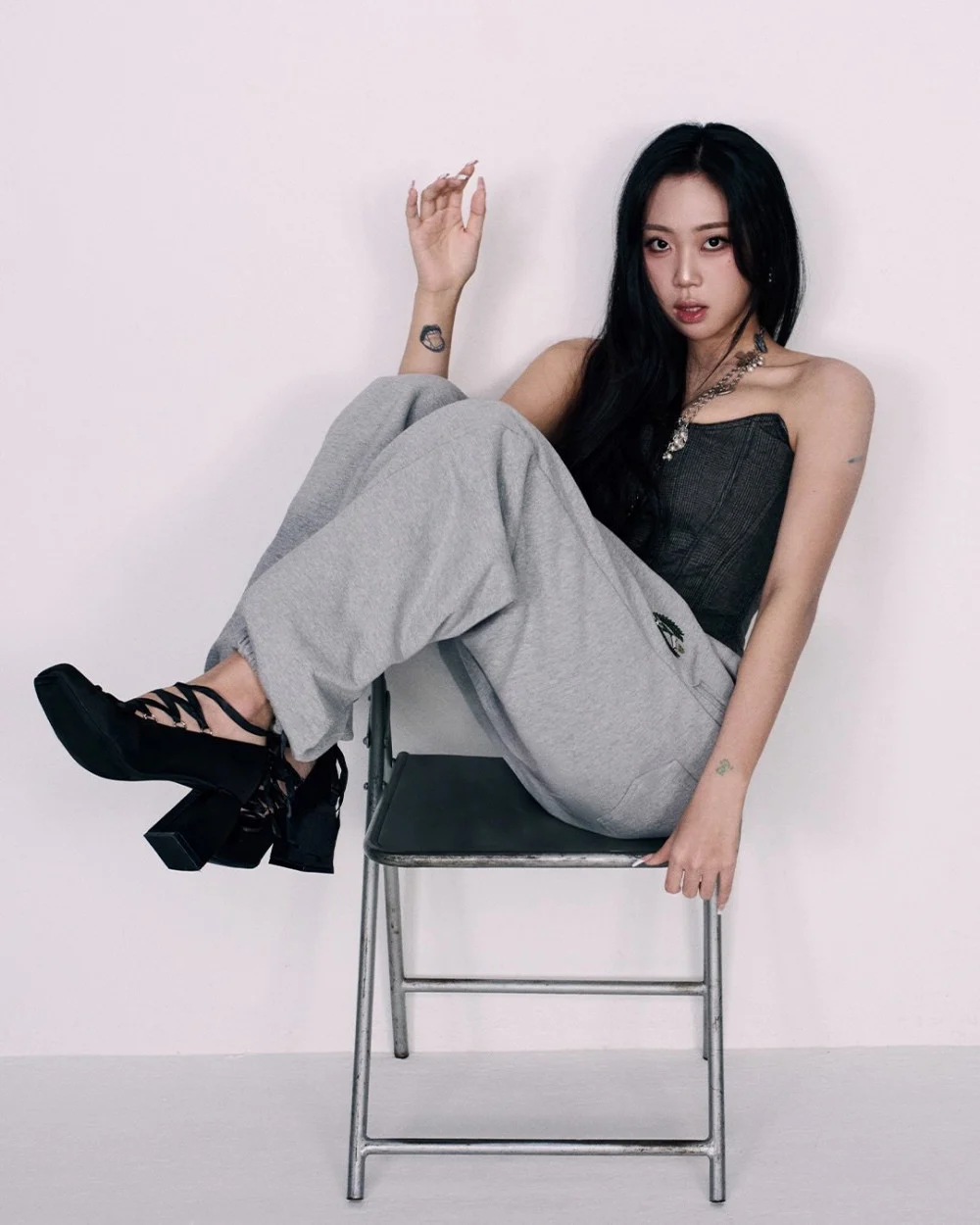 لي يونغ جي تلفت الأنظار بصورها الشخصية الجديدة الجريئة بعد خسارتها 13 كيلوغراماً من وزنها