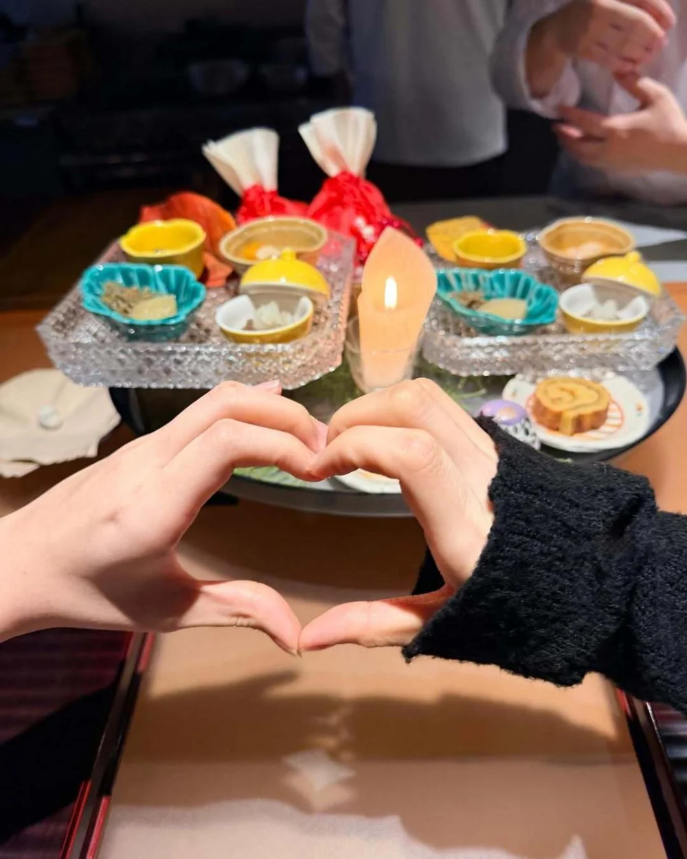 جوي من فرقة ريد فيلفيت وري من فرقة آيف تستمتعان بموعد مفاجئ ولطيف، وتُظهران صداقتهما الوثيقة