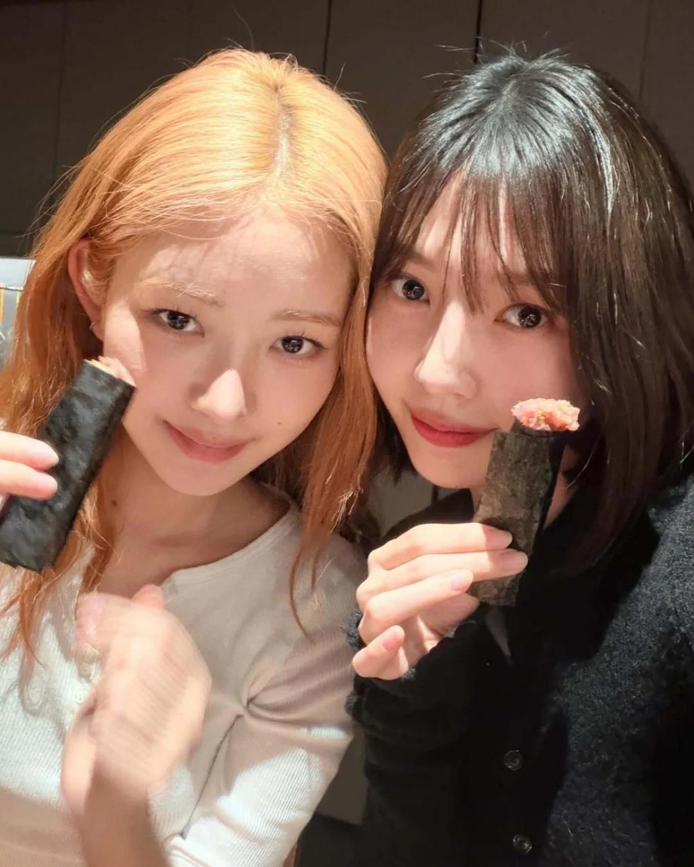 جوي من فرقة ريد فيلفيت وري من فرقة آيف تستمتعان بموعد مفاجئ ولطيف، وتُظهران صداقتهما الوثيقة