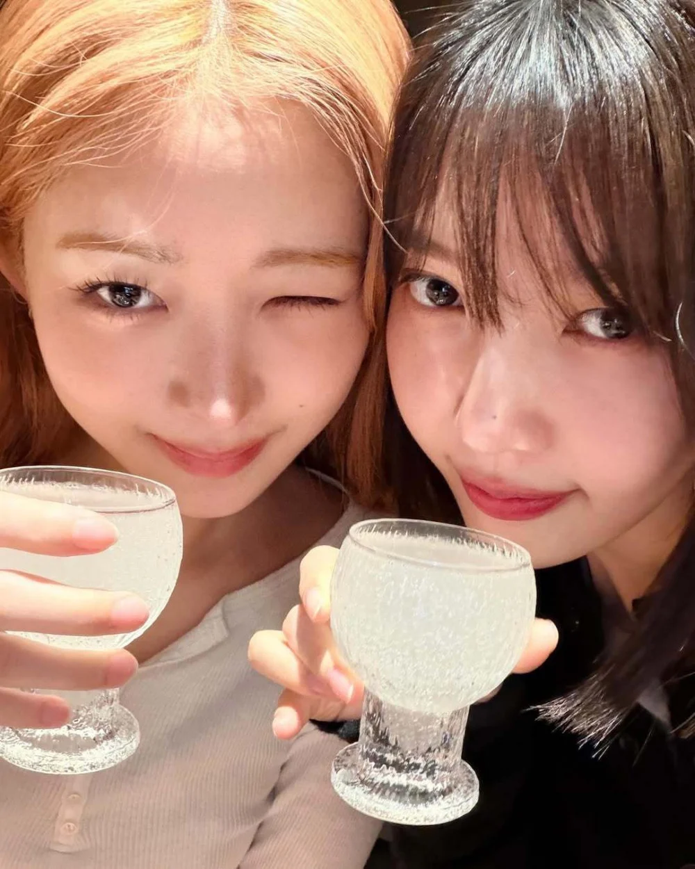 جوي من فرقة ريد فيلفيت وري من فرقة آيف تستمتعان بموعد مفاجئ ولطيف، وتُظهران صداقتهما الوثيقة