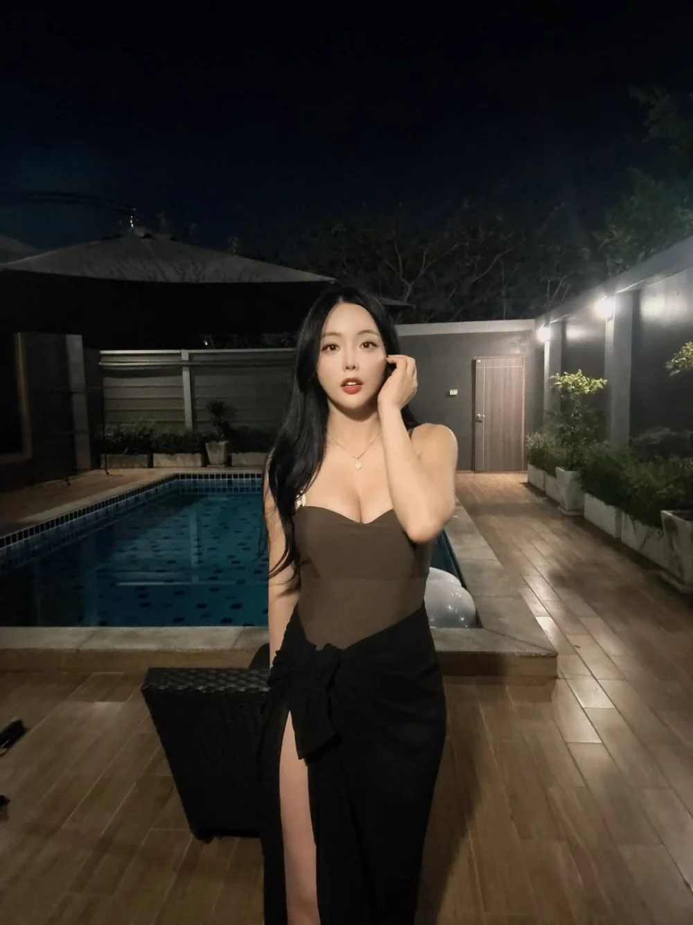 هونغ جين يونغ تستعرض قوامها في أحدث صورها بملابس السباحة بعد نفيها شائعات الحمل