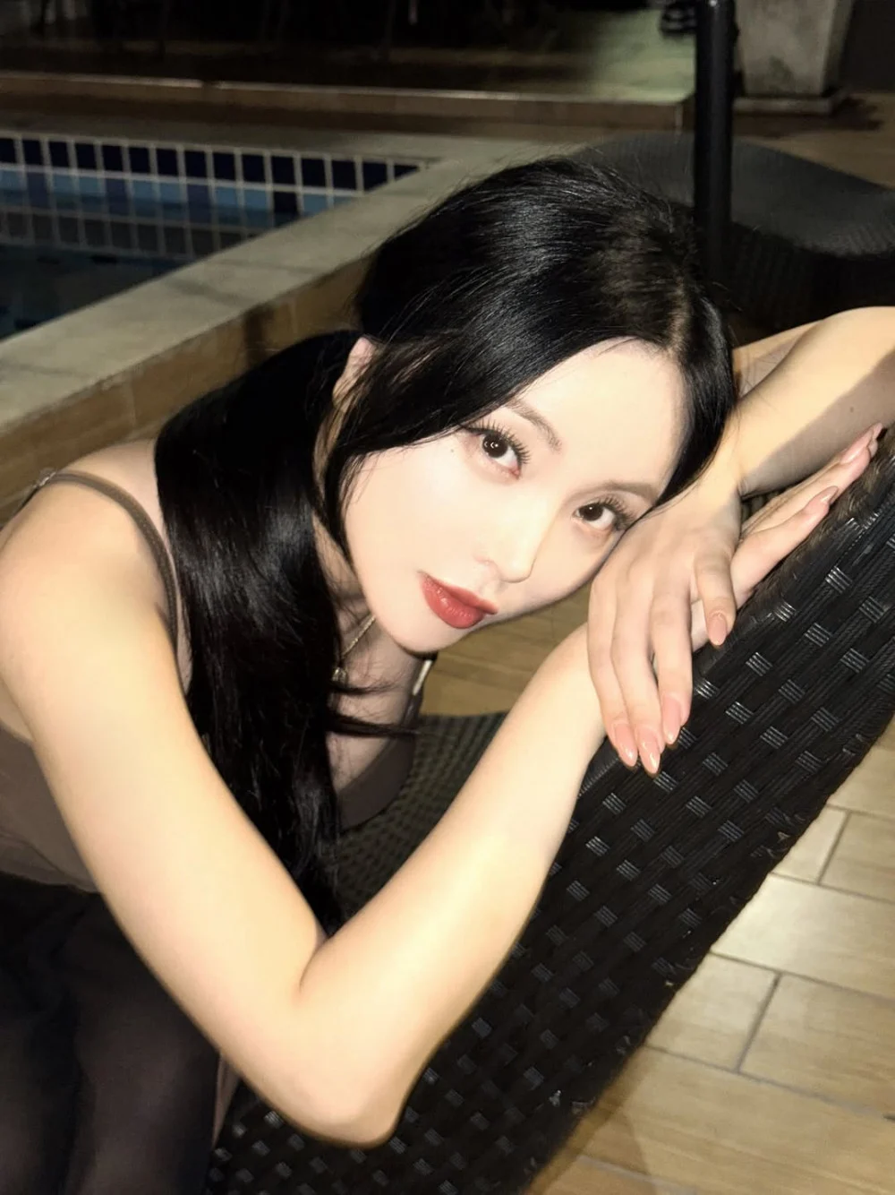 هونغ جين يونغ تستعرض قوامها في أحدث صورها بملابس السباحة بعد نفيها شائعات الحمل