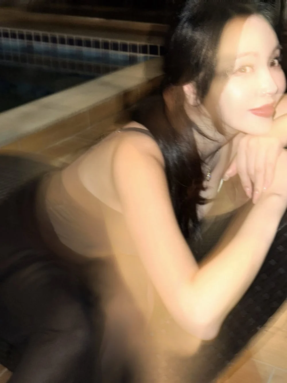 هونغ جين يونغ تستعرض قوامها في أحدث صورها بملابس السباحة بعد نفيها شائعات الحمل