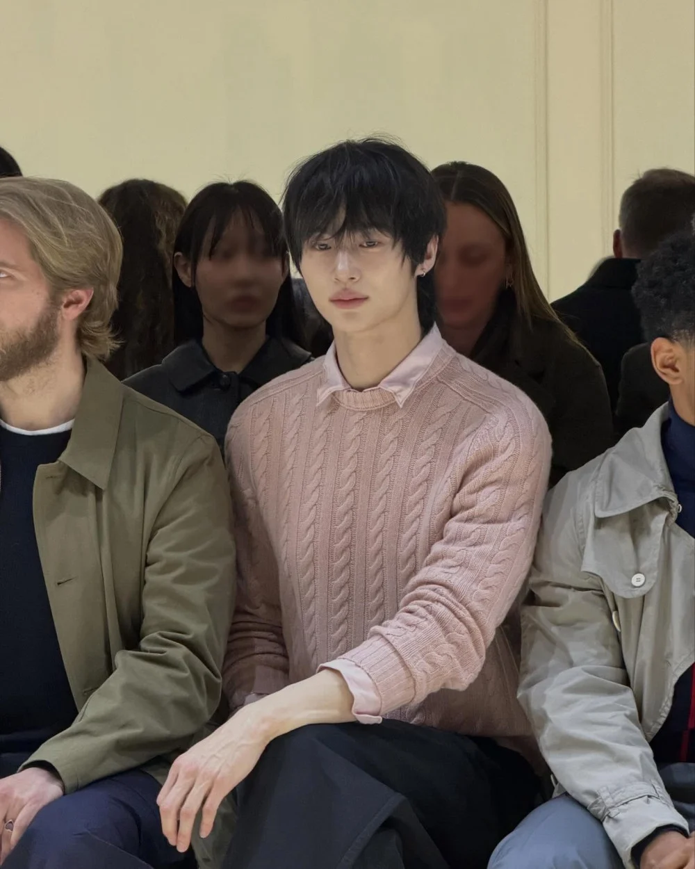 بيون وو سوك يحظى بالضجة بسبب صوره الرائعة في عرض برادا لخريف وشتاء 2026 خلال أسبوع الموضة في ميلانو بيون وو سوك يحظى بالضجة بسبب صوره الرائعة في عرض برادا لخريف وشتاء 2026 خلال أسبوع الموضة في ميلانو