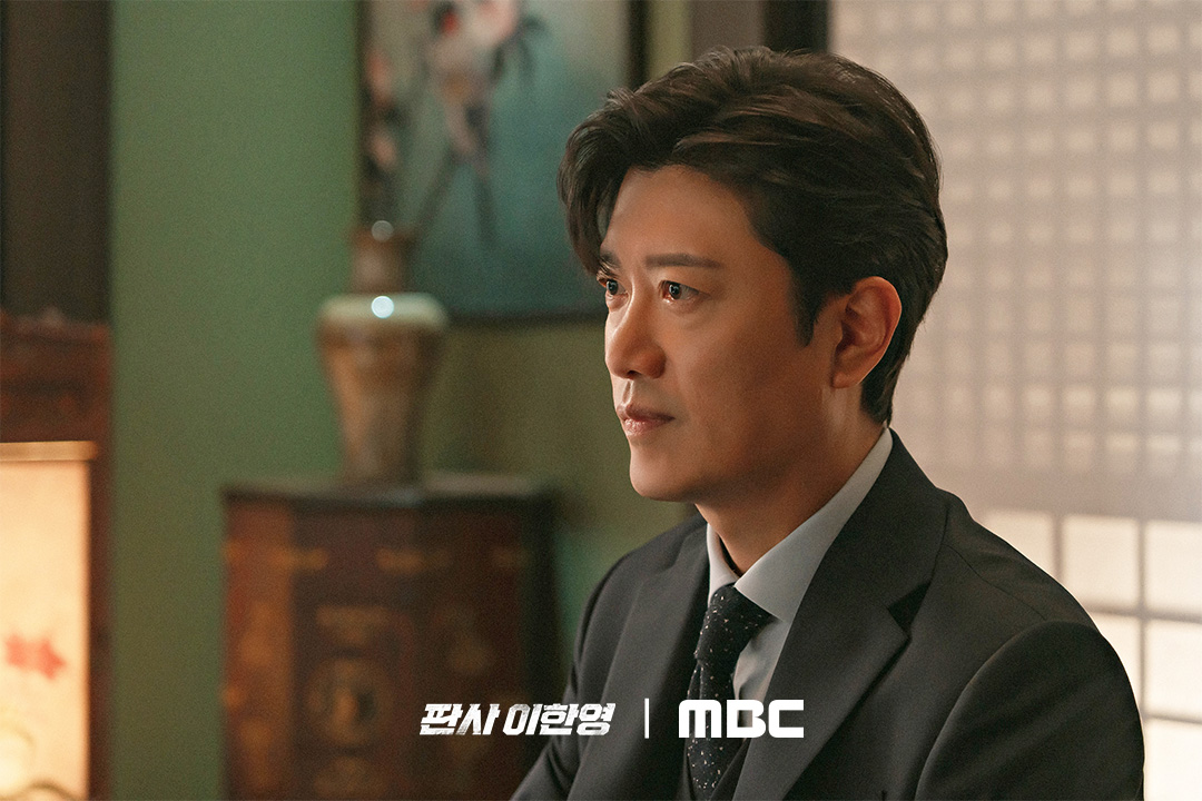 يقوم كل من جي سونغ و بارك هي سون بخطوات محسوبة خلف الأبواب المغلقة في مسلسل "عودة القاضي - The Judge Returns"