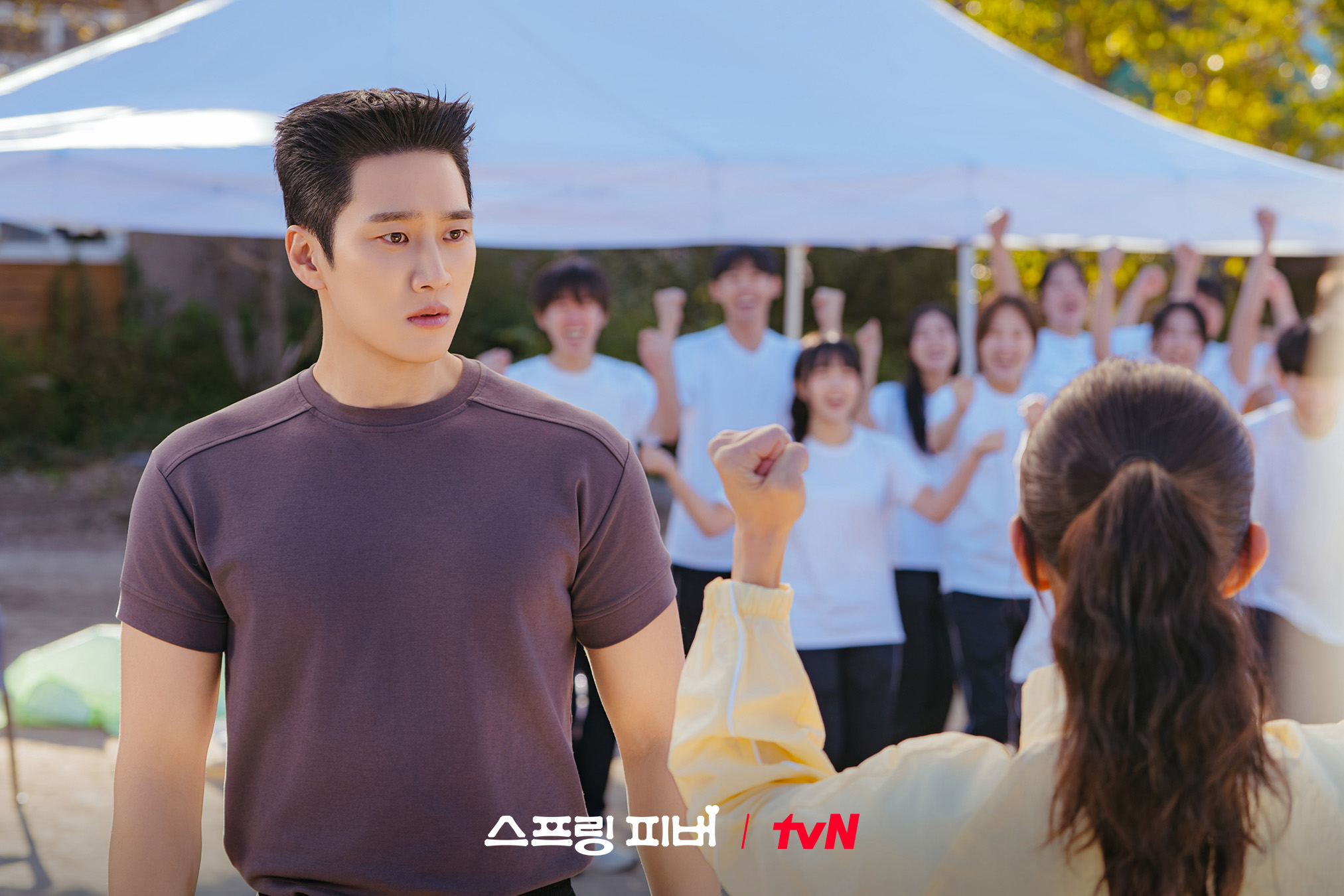 لي جو بين يوجه نداءً يائساً إلى آهن بو هيون في مسلسل "حمى الربيع - Spring Fever"