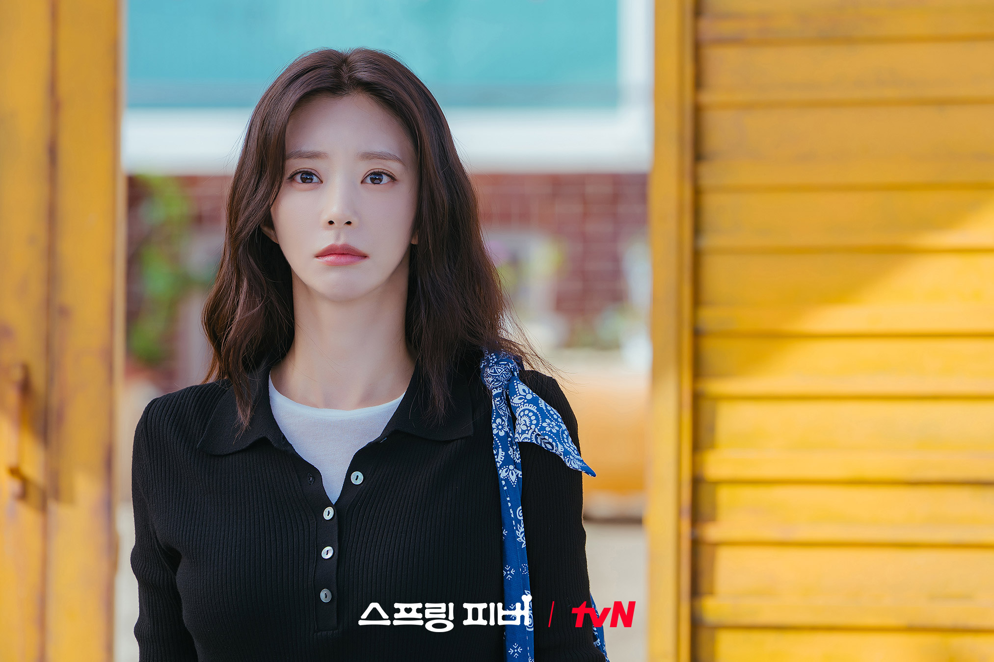 يُقتاد آهن بو هيون من قبل الشرطة بينما تشاهد لي جو بين المشهد في حالة صدمة في مسلسل "حمى الربيع - Spring Fever"